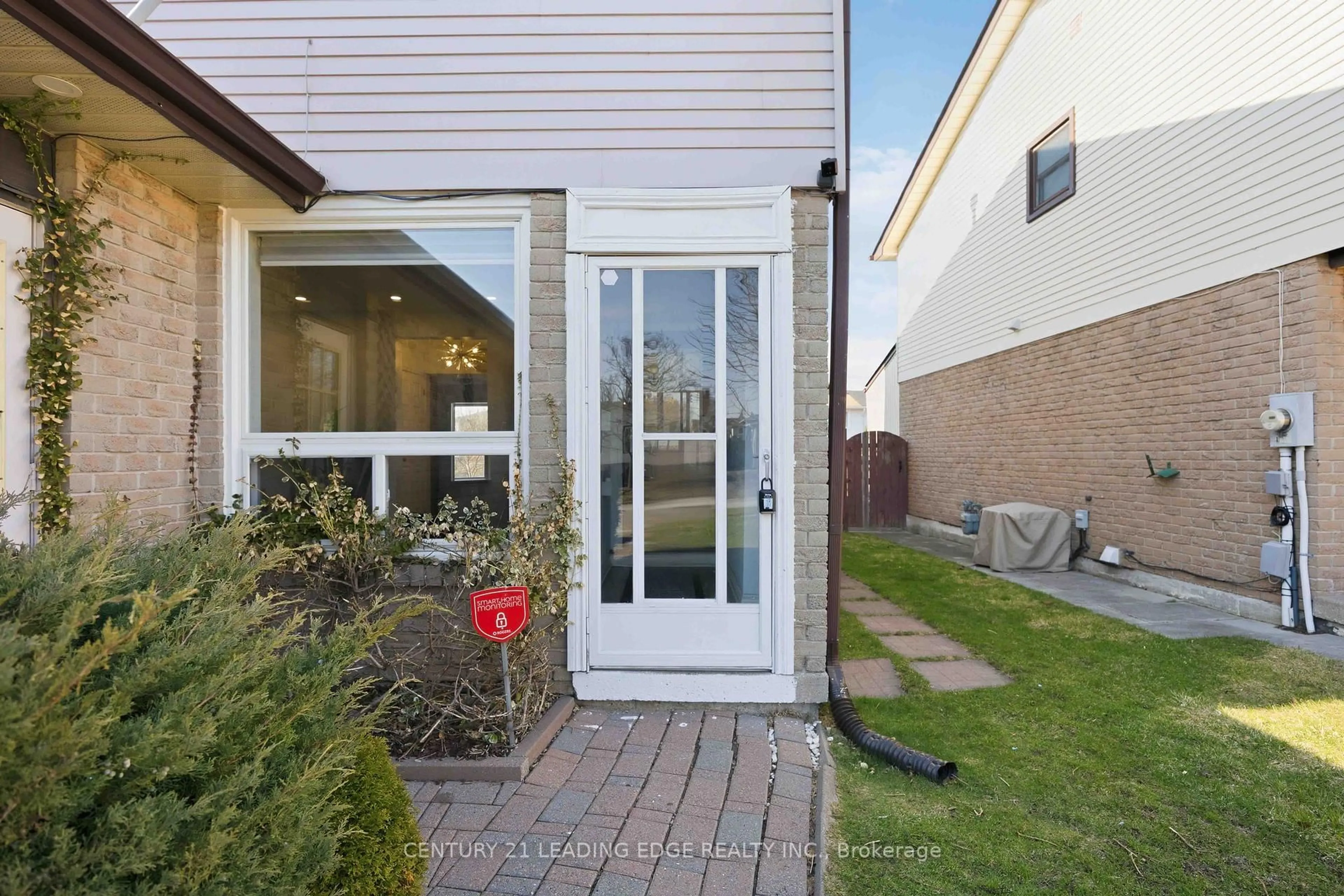 Patio, street for 1334 Pinehurst Ave, Oshawa Ontario L1H 8G5