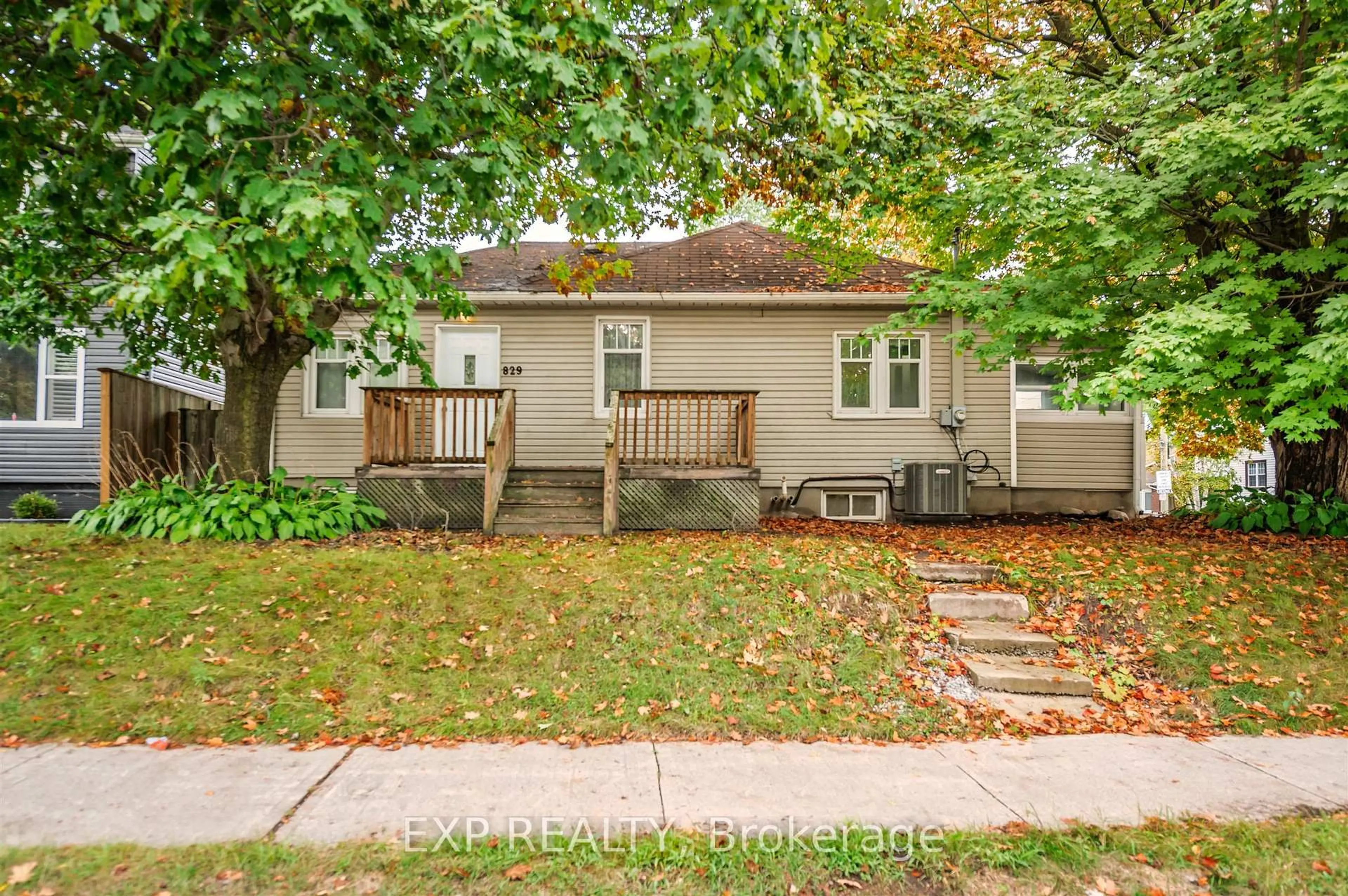 Unknown for 829 Athol St, Whitby Ontario L1N 4A1