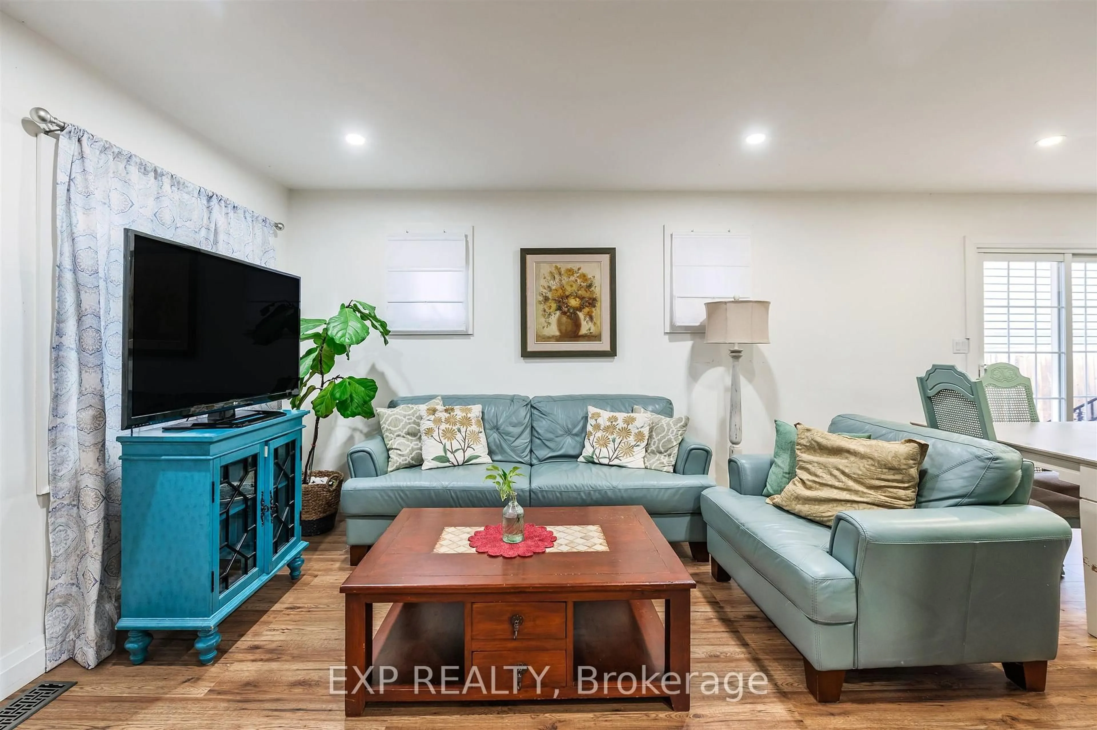 Living room with furniture, unknown for 829 Athol St, Whitby Ontario L1N 4A1