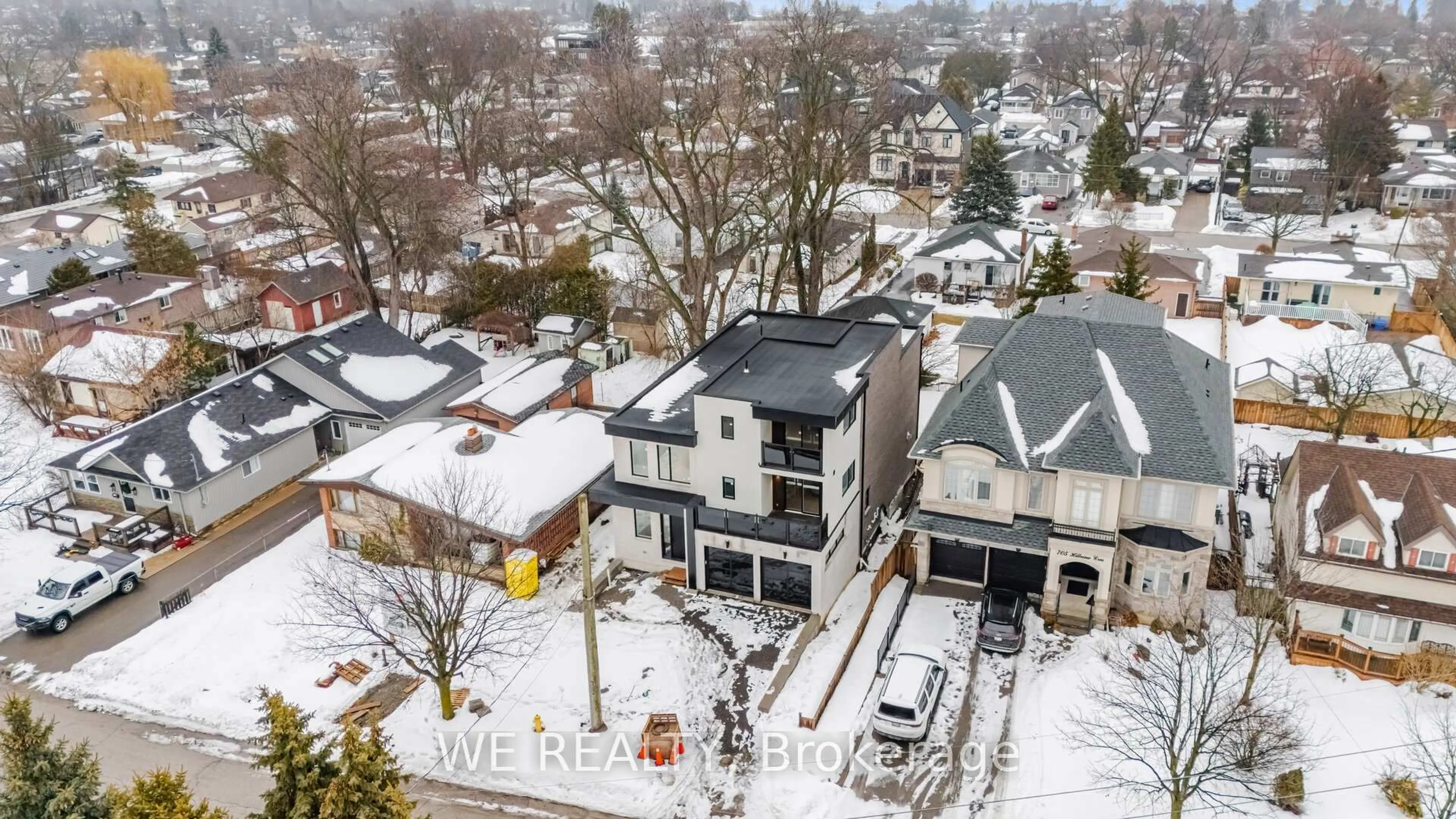 A pic from outside/outdoor area/front of a property/back of a property/a pic from drone, street for 711 Hillview Cres, Pickering Ontario L1W 2R6