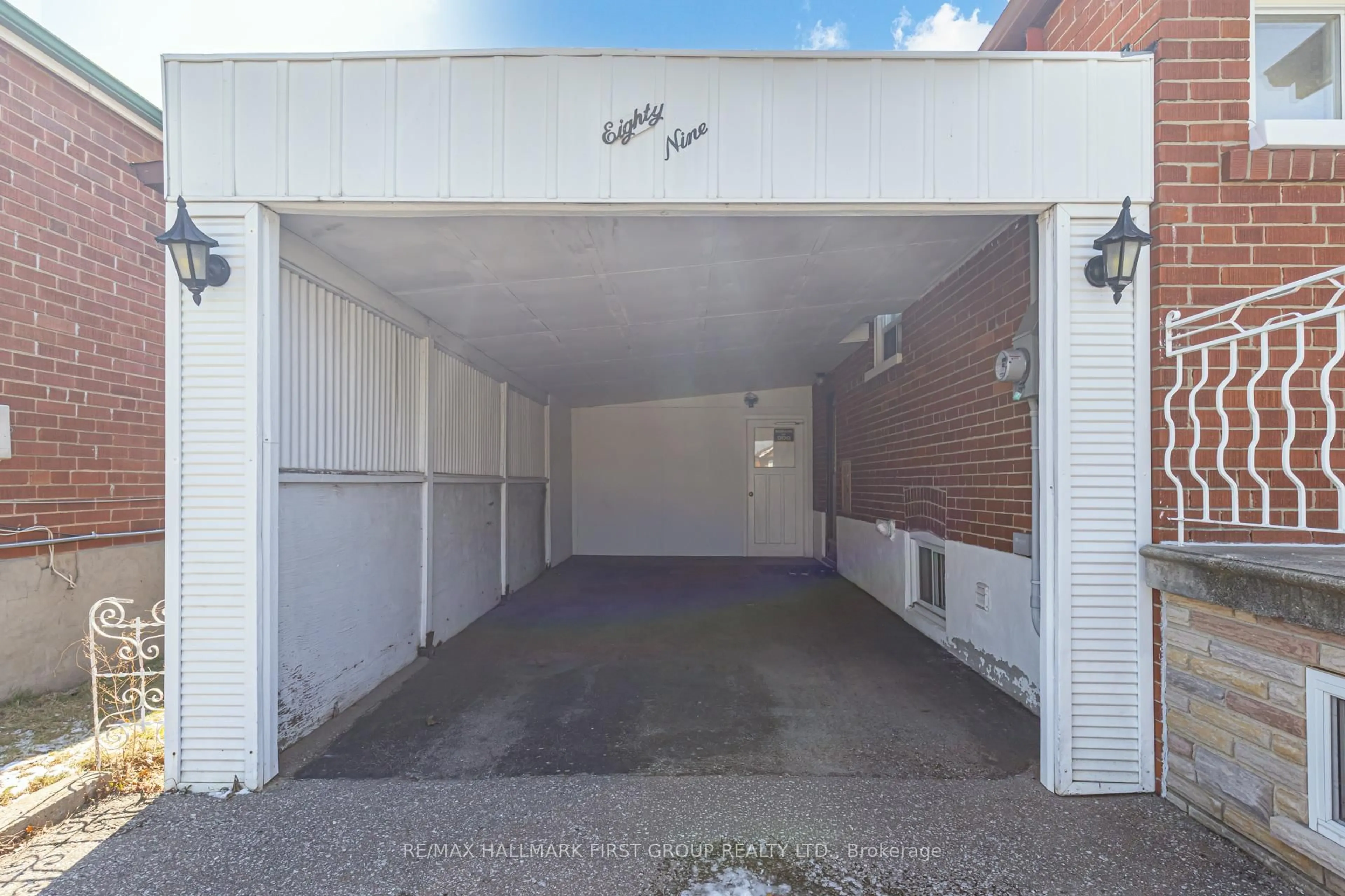 Indoor garage for 89 Ranstone Gdns, Toronto Ontario M1K 2T9