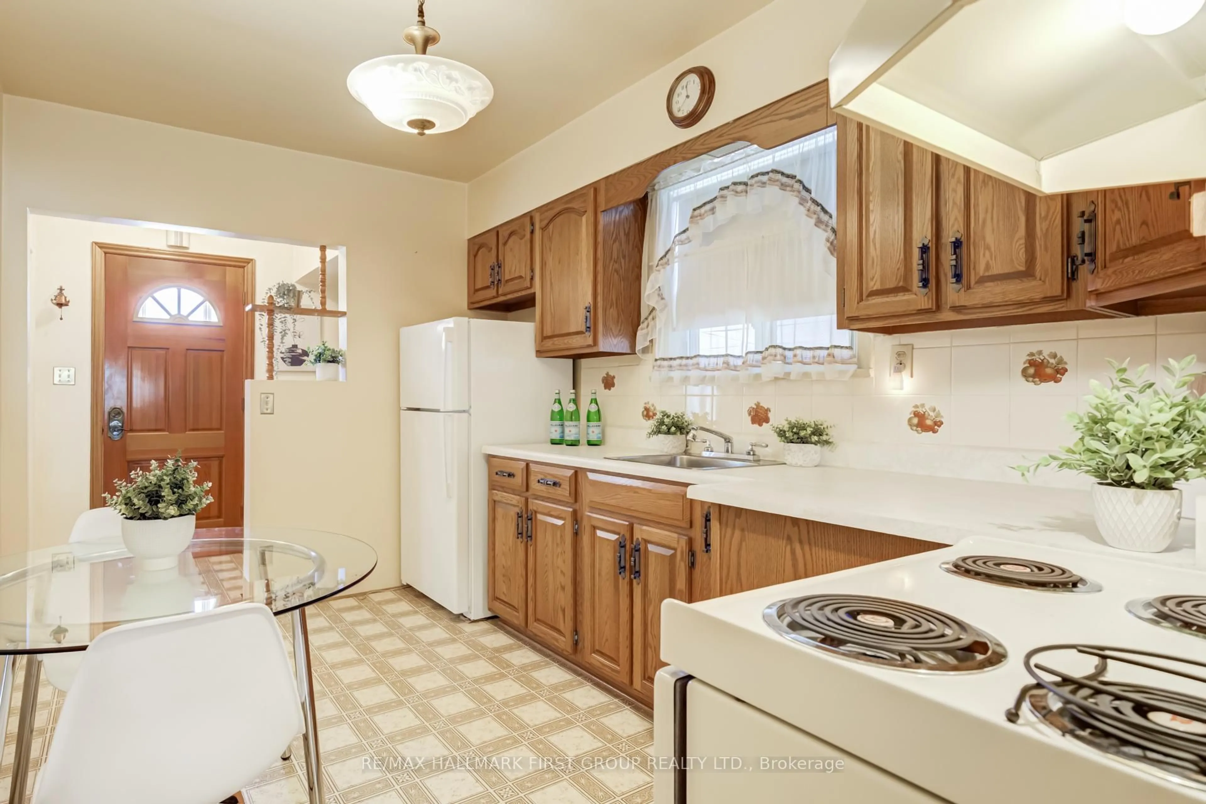 Standard kitchen, ceramic/tile floor for 89 Ranstone Gdns, Toronto Ontario M1K 2T9