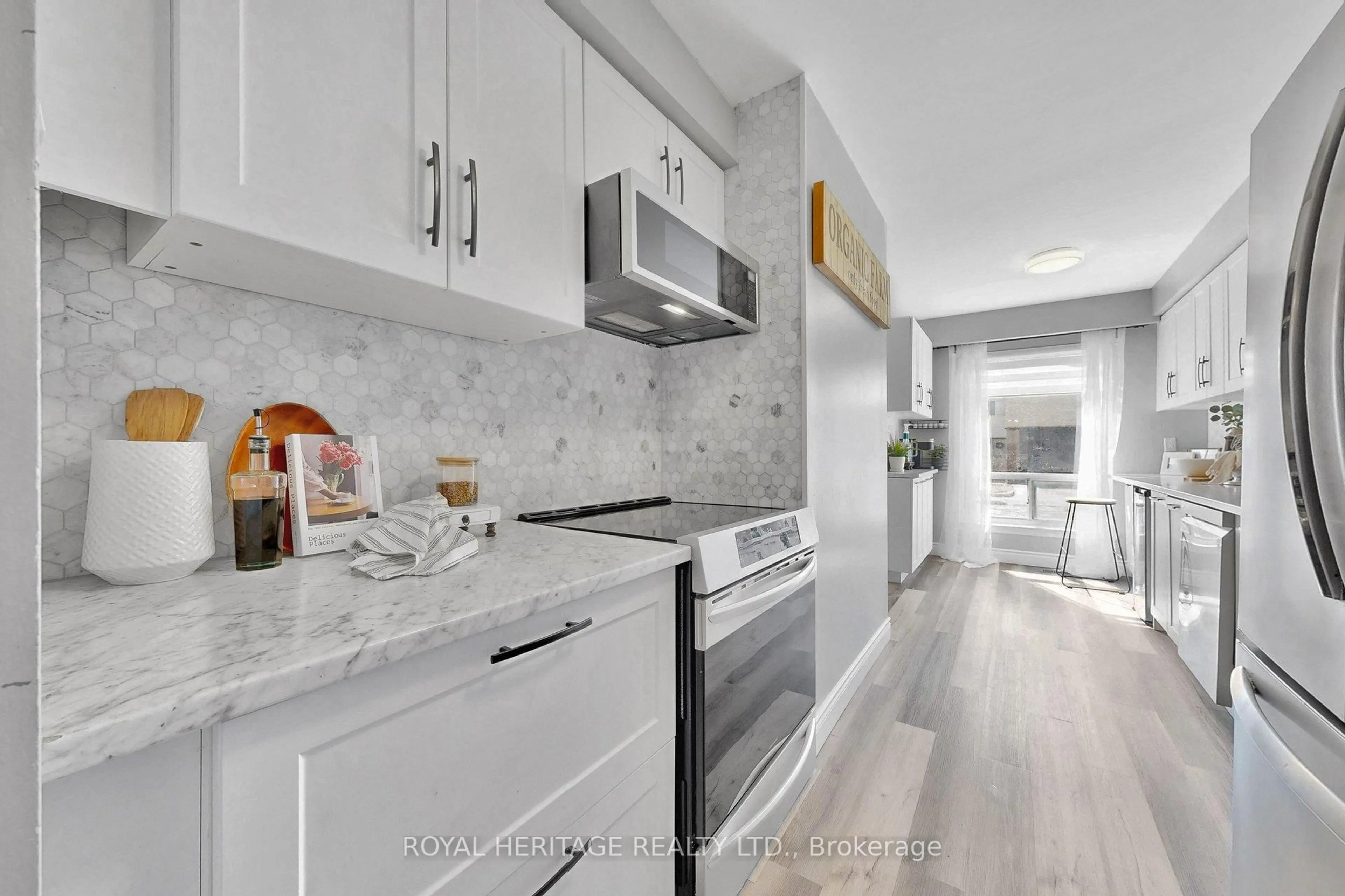 Open concept kitchen, ceramic/tile floor for 155 Glovers Rd #31, Oshawa Ontario L1G 7A4