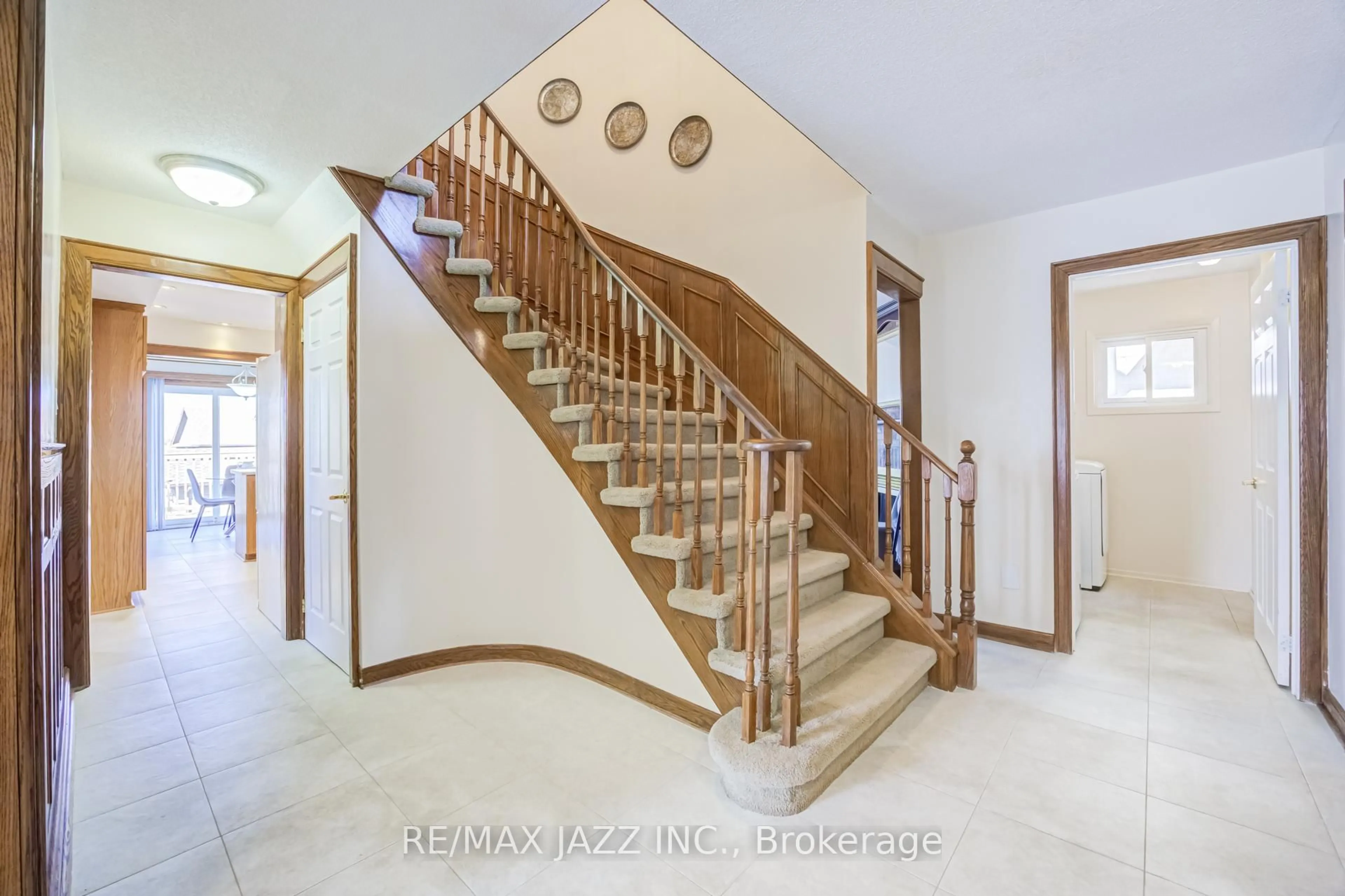Indoor foyer for 2 Coomer Cres, Ajax Ontario L1T 3B6