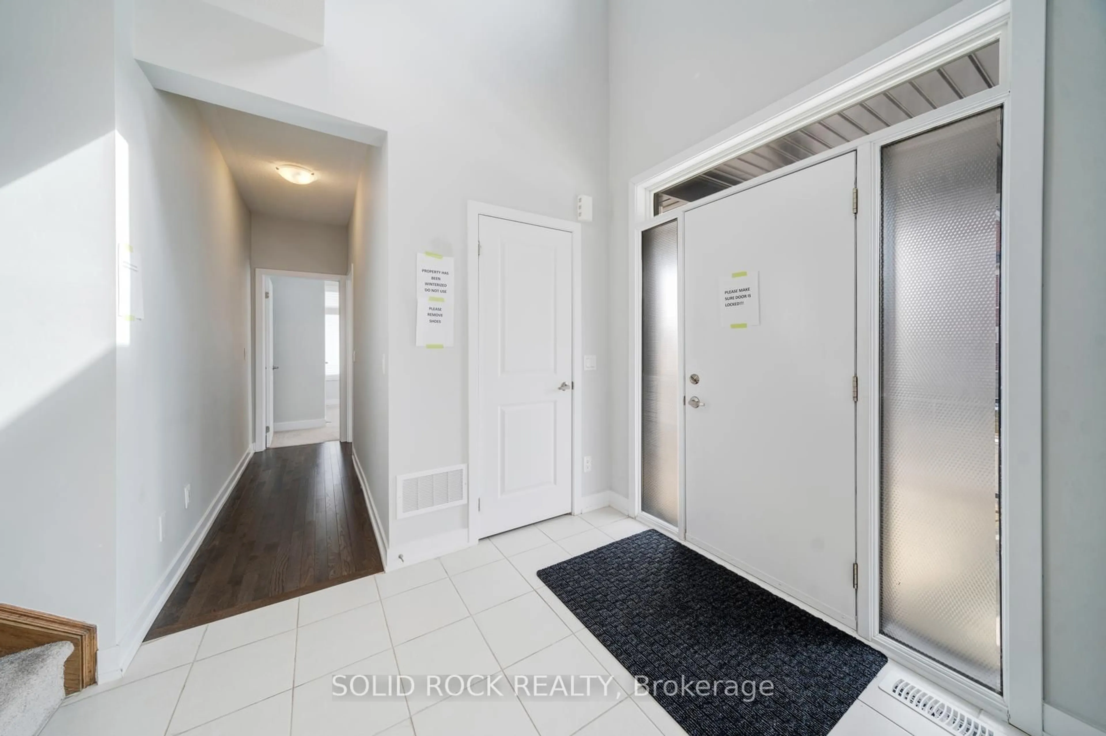 Indoor entryway for 1076 Thompson Dr, Oshawa Ontario L1L 0V5