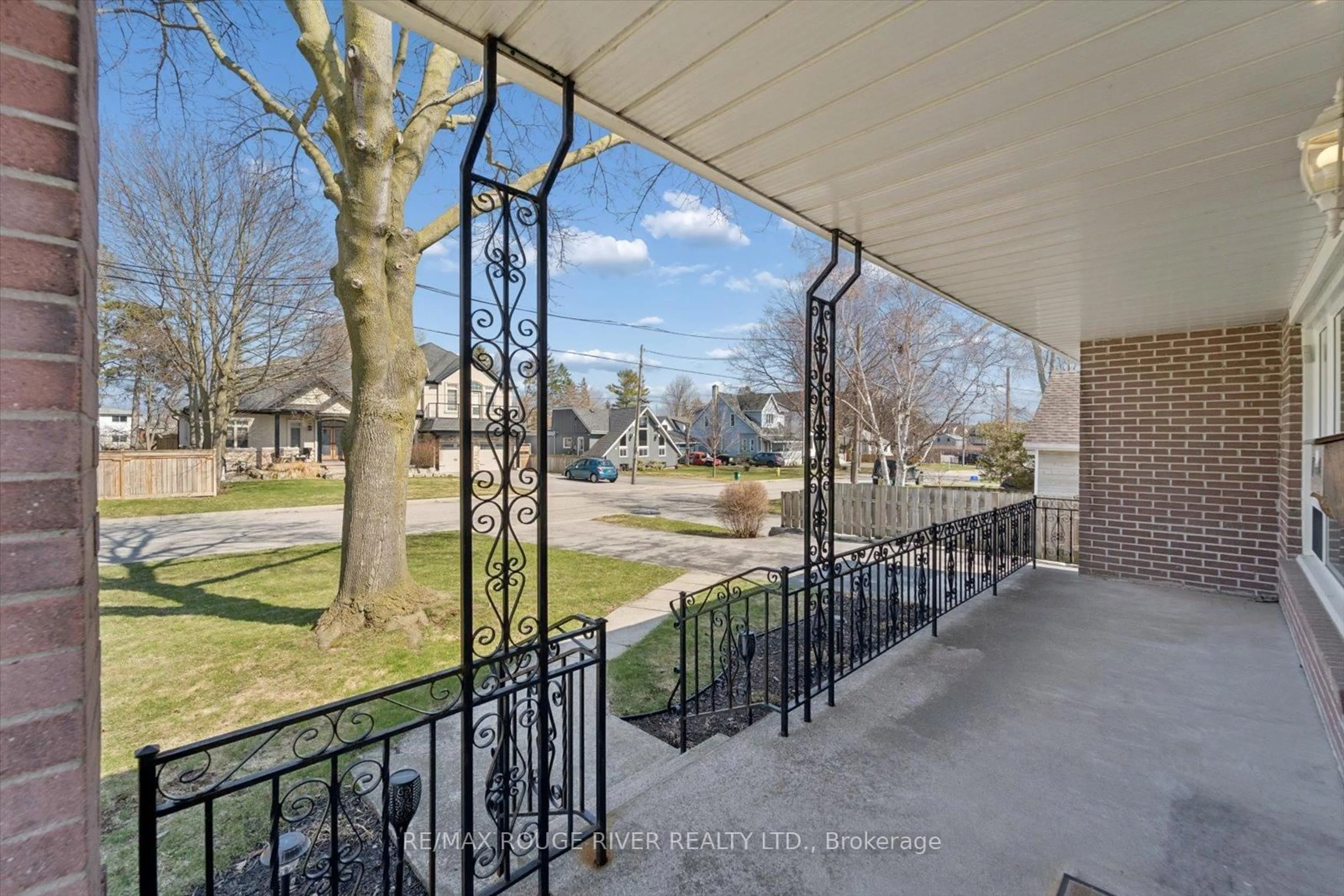 Patio, street for 672 Pleasant St, Pickering Ontario L1W 1P7