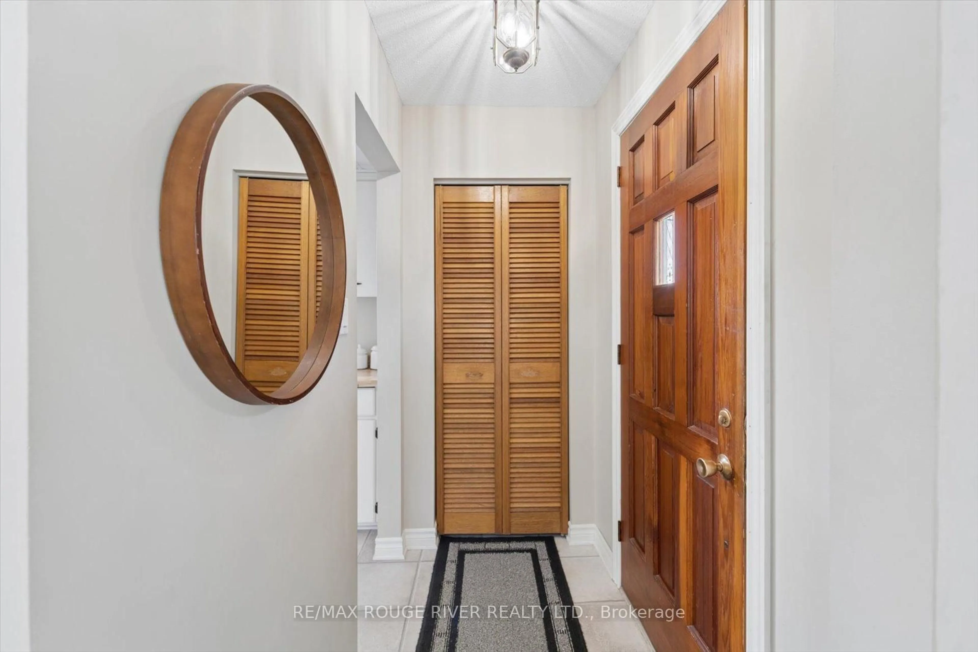 Indoor entryway for 672 Pleasant St, Pickering Ontario L1W 1P7