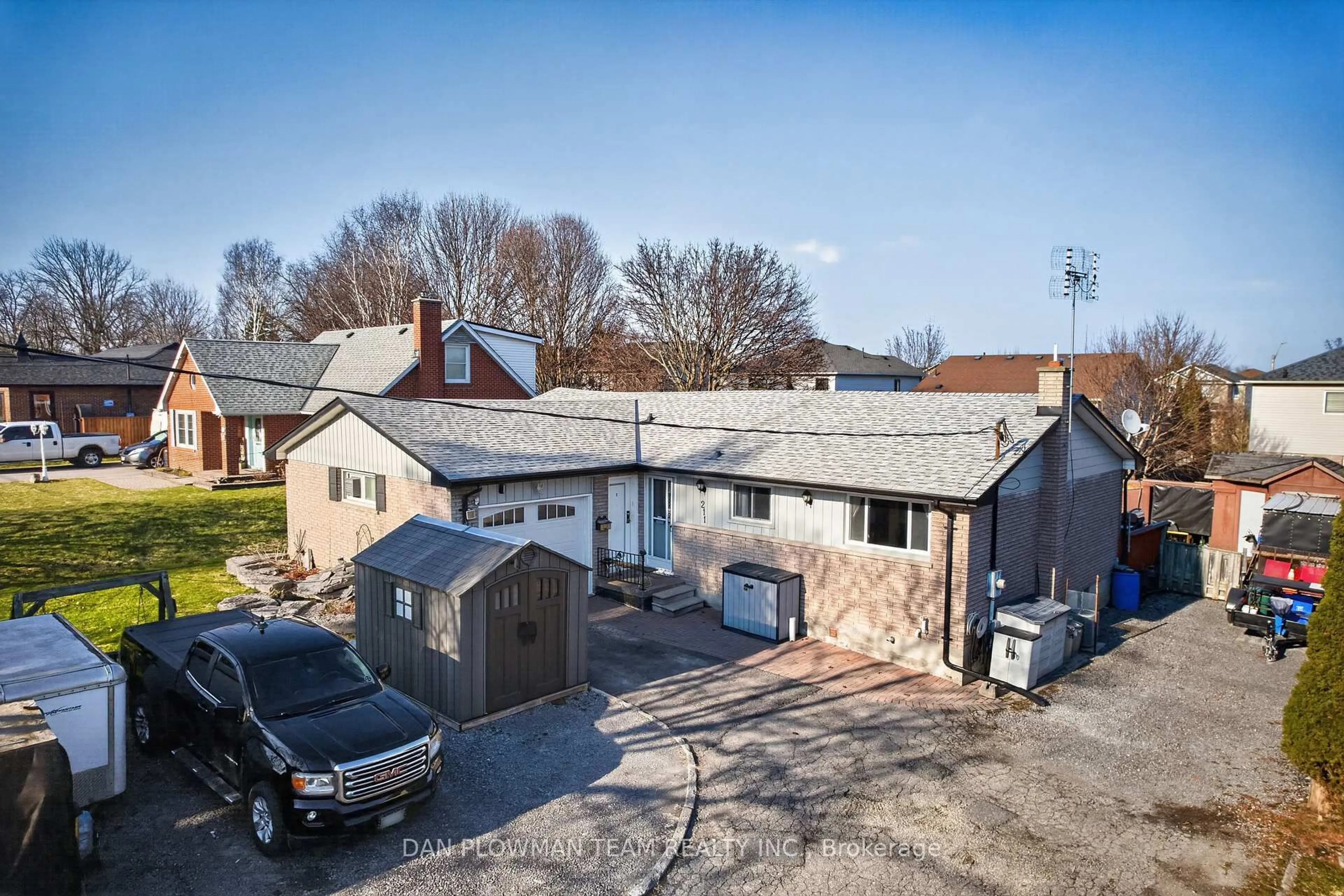 A pic from outside/outdoor area/front of a property/back of a property/a pic from drone, street for 211 Liberty St, Clarington Ontario L1C 2M6