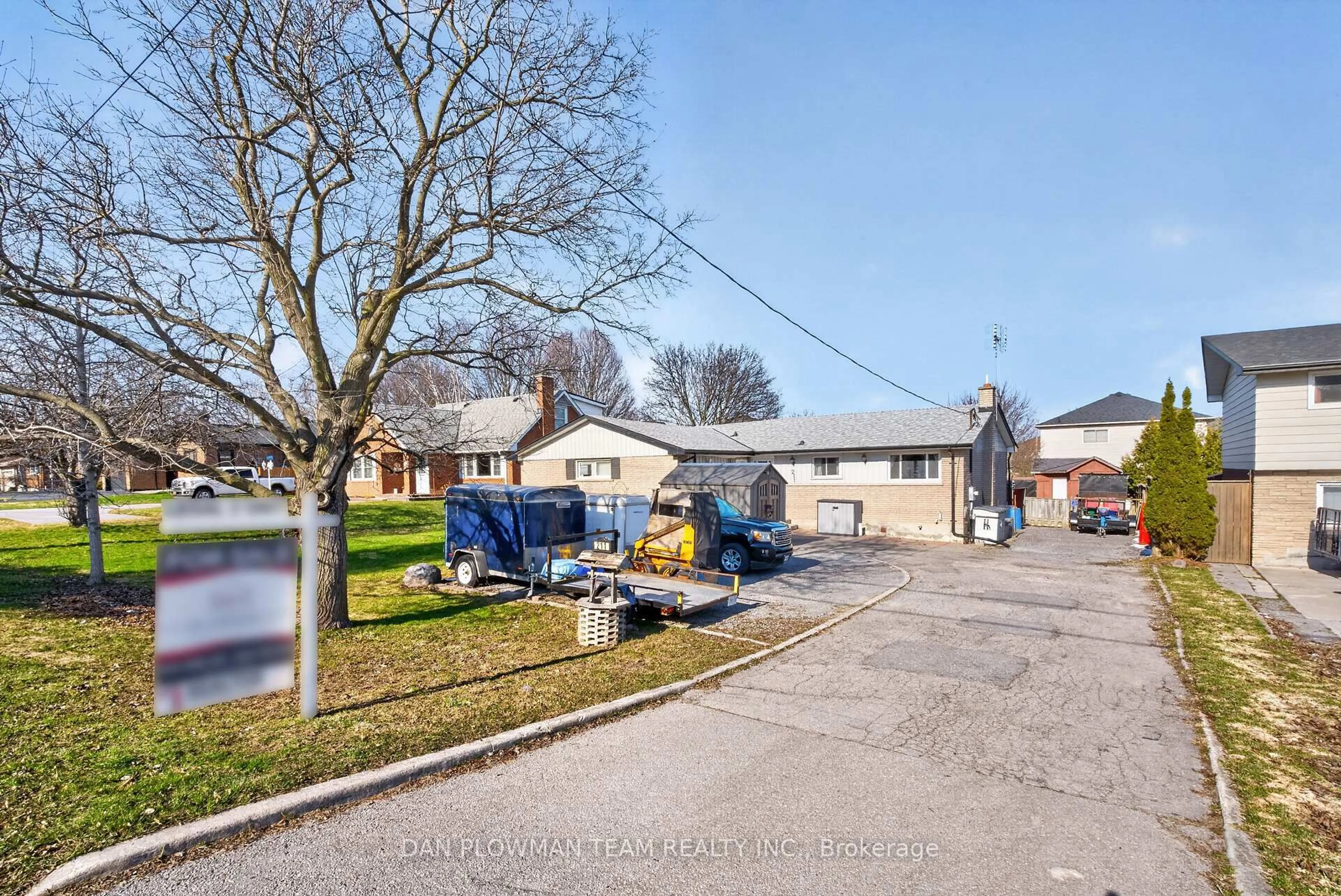A pic from outside/outdoor area/front of a property/back of a property/a pic from drone, street for 211 Liberty St, Clarington Ontario L1C 2M6