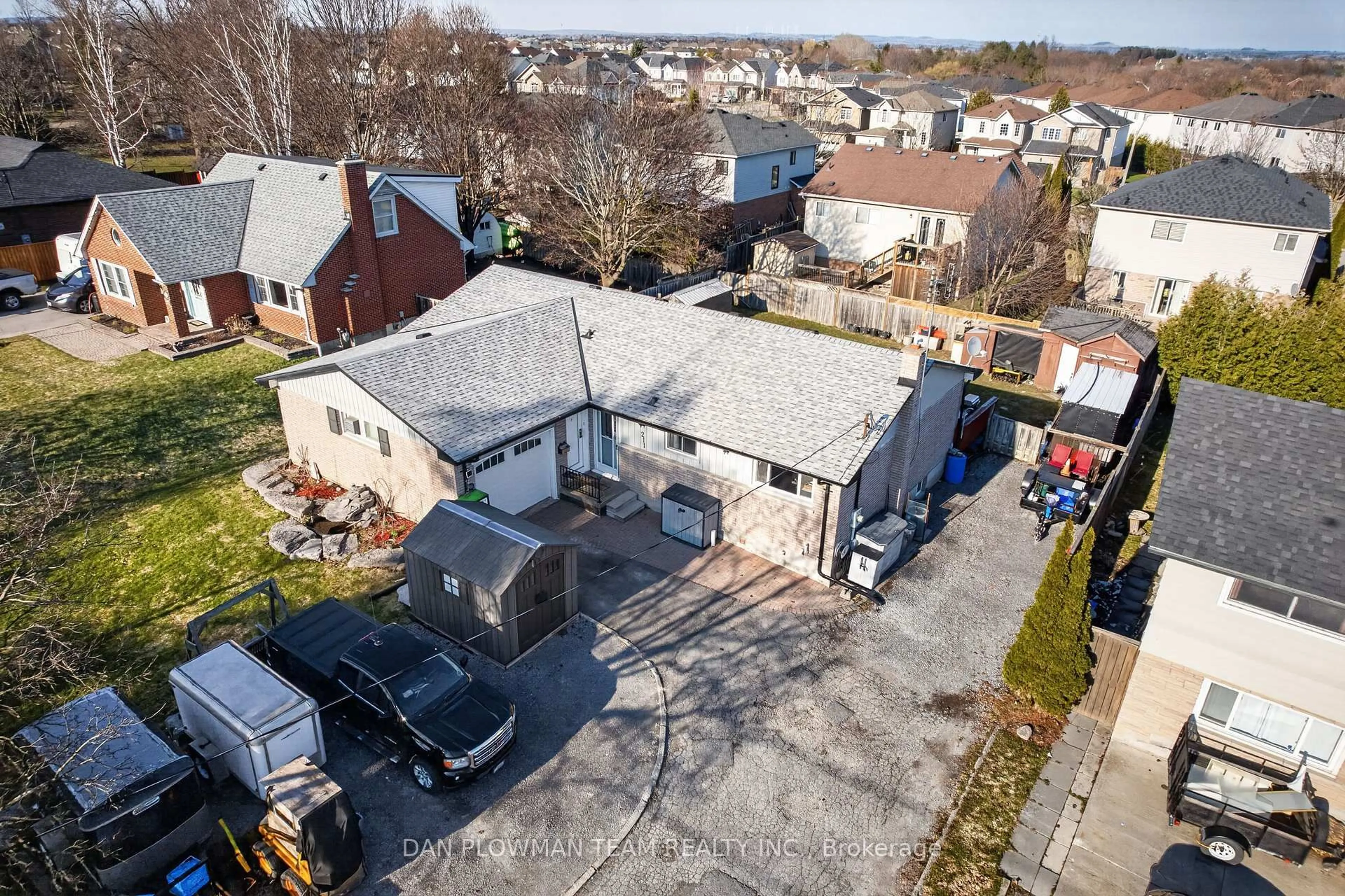 A pic from outside/outdoor area/front of a property/back of a property/a pic from drone, street for 211 Liberty St, Clarington Ontario L1C 2M6
