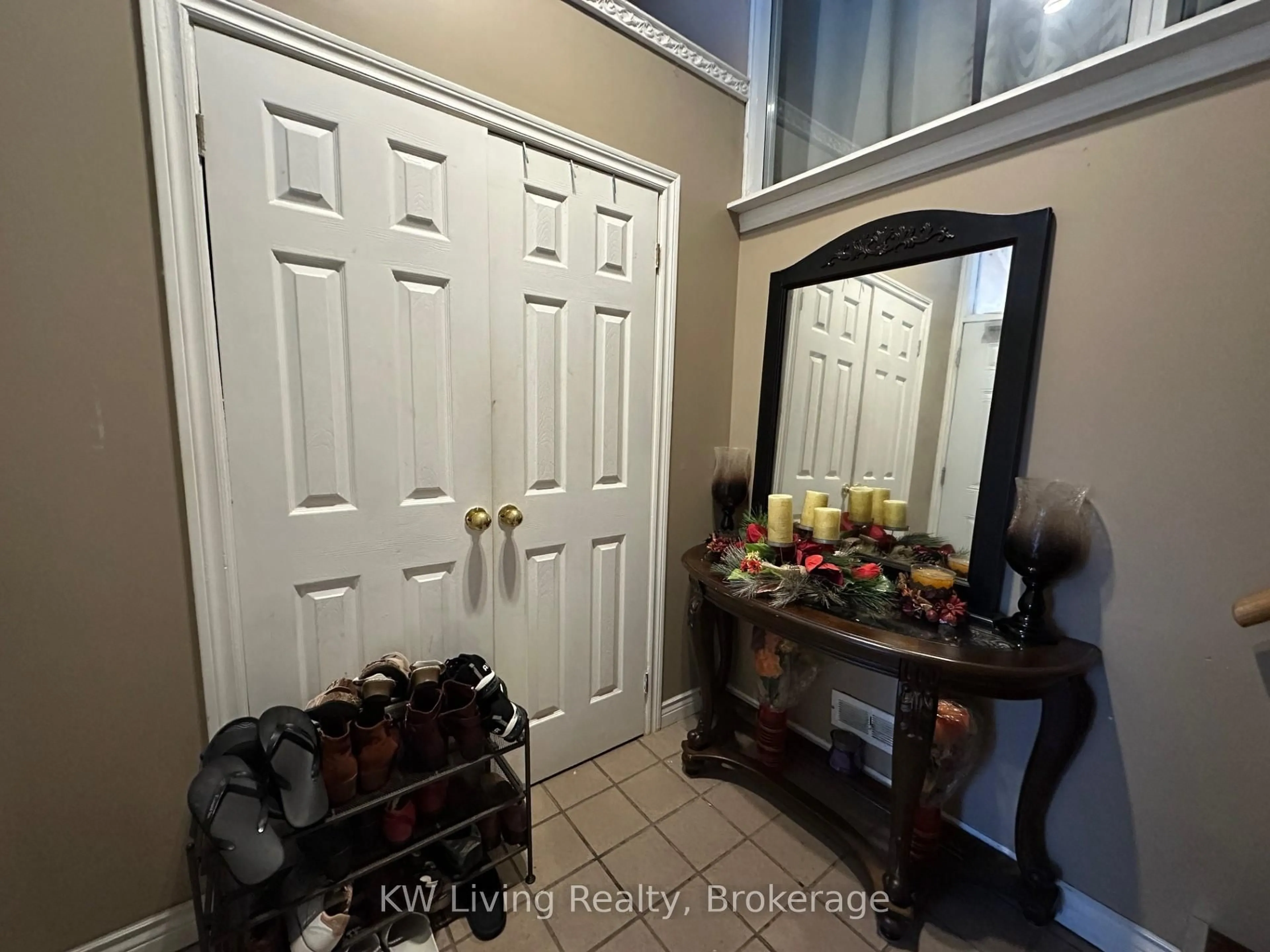 Indoor entryway for 782 Liverpool Rd, Pickering Ontario L1W 1S1