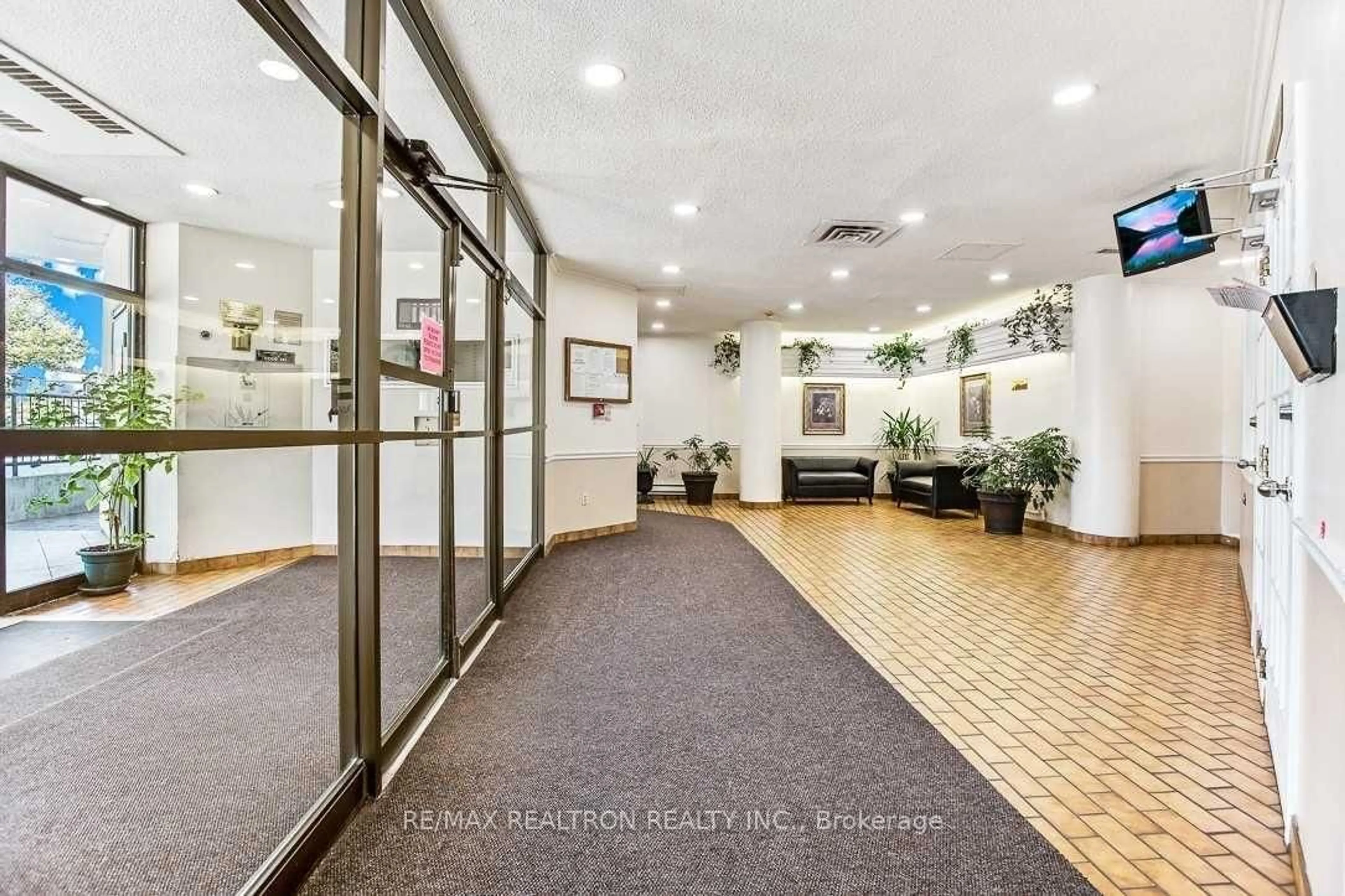 Indoor foyer for 5580 Sheppard Ave #1001, Toronto Ontario M1B 2L3