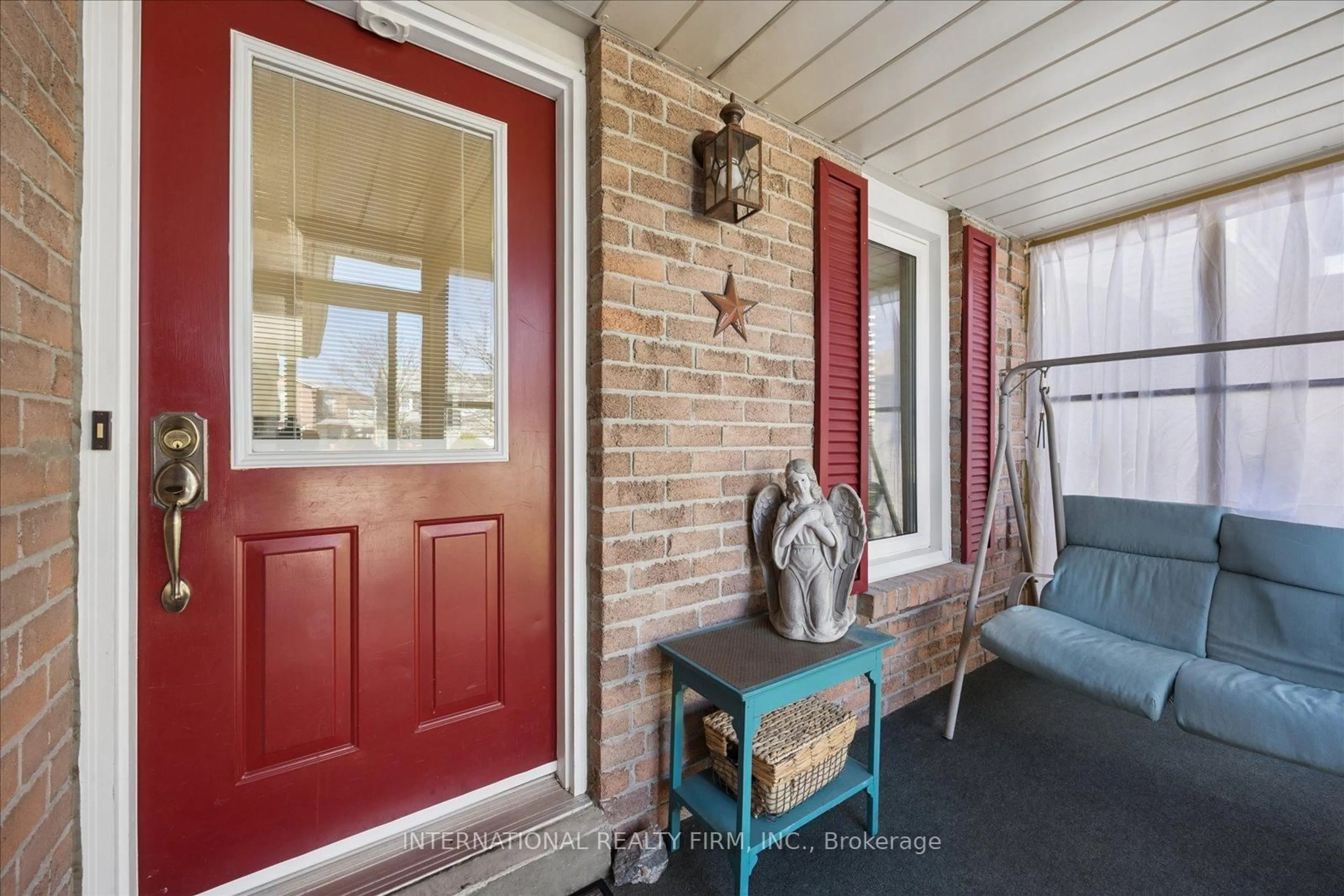 Indoor entryway for 1472 Connery Cres, Oshawa Ontario L1J 8E4