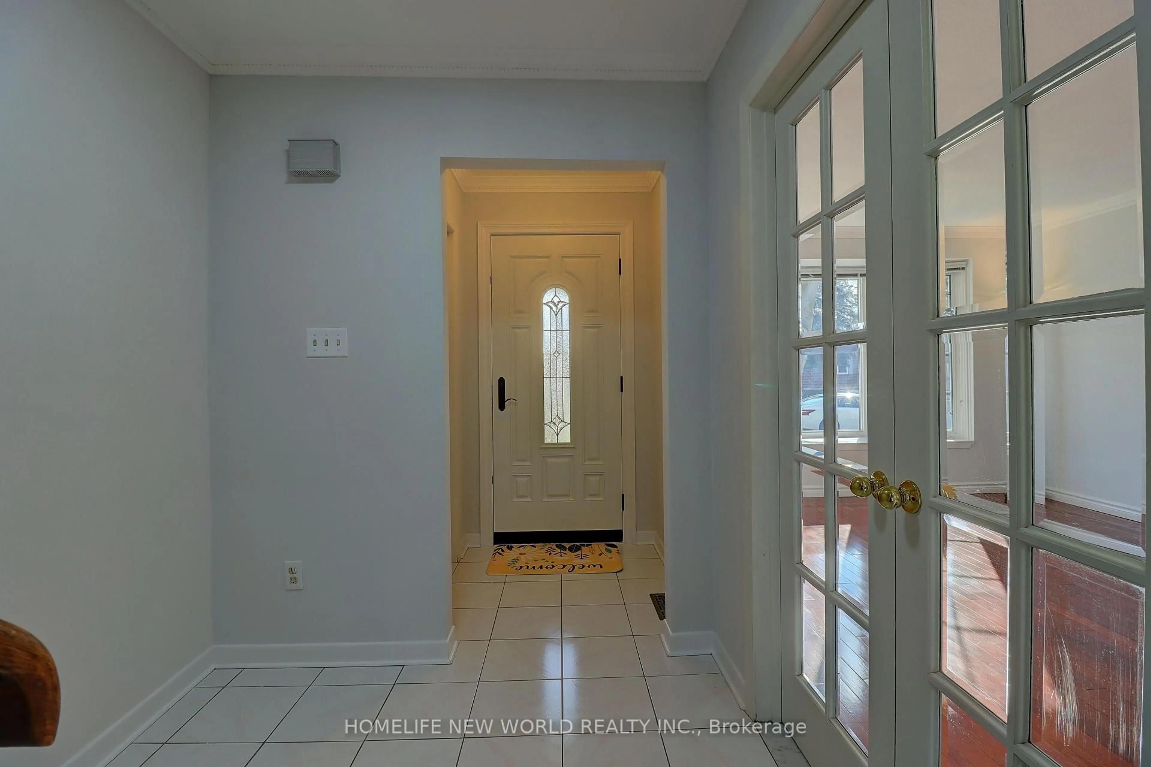 Indoor foyer for 29 Deepdale Dr, Toronto Ontario M1S 2N3
