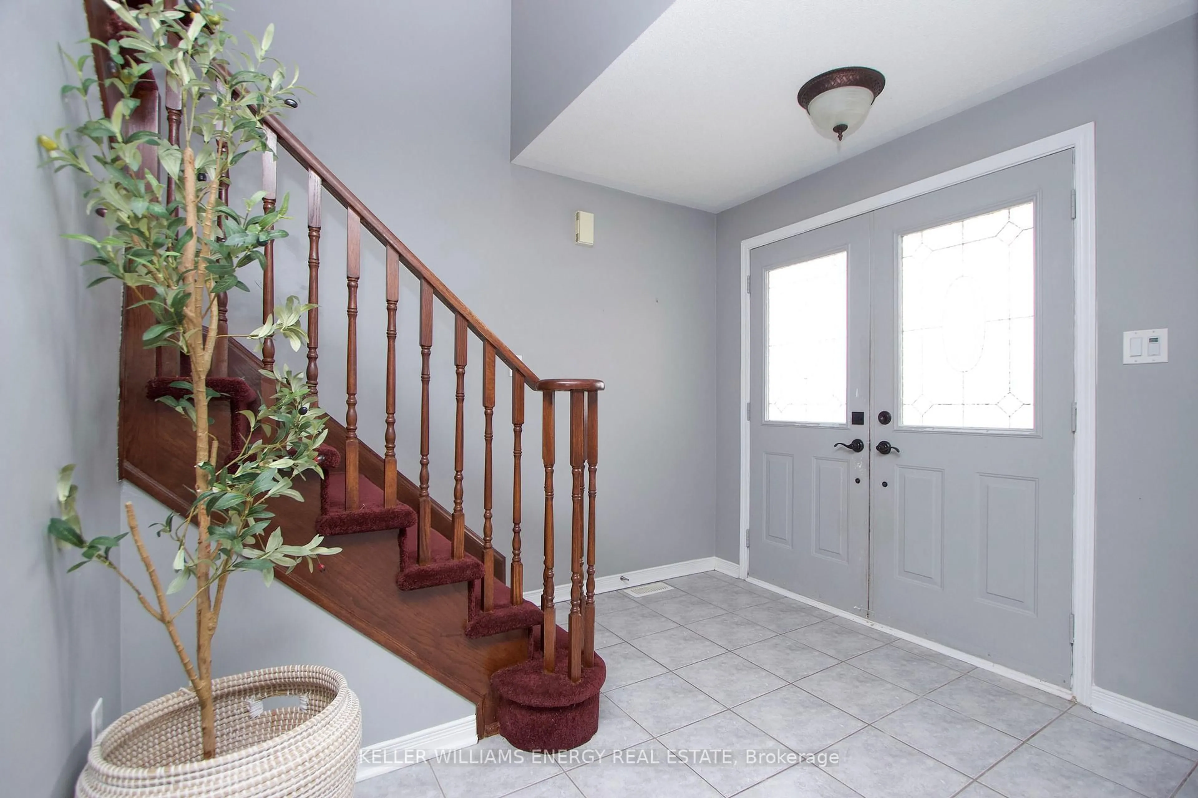 Indoor entryway for 38 Hutton Pl, Clarington Ontario L1C 5K1