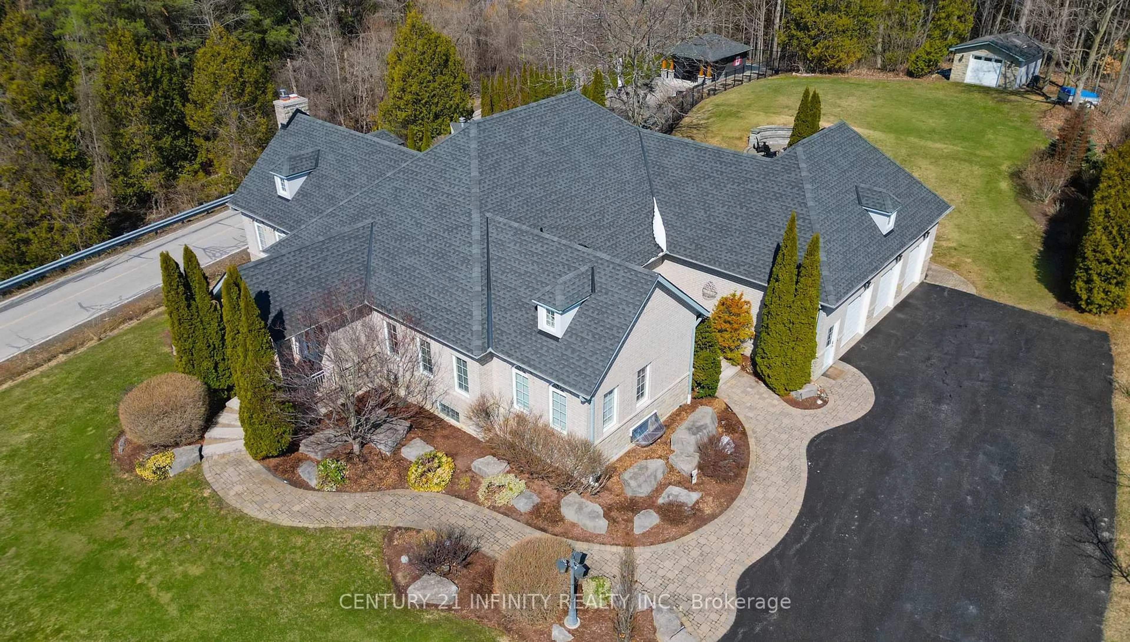 A pic from outside/outdoor area/front of a property/back of a property/a pic from drone, street for 1501 Kodiak St, Pickering Ontario L1Y 1A8