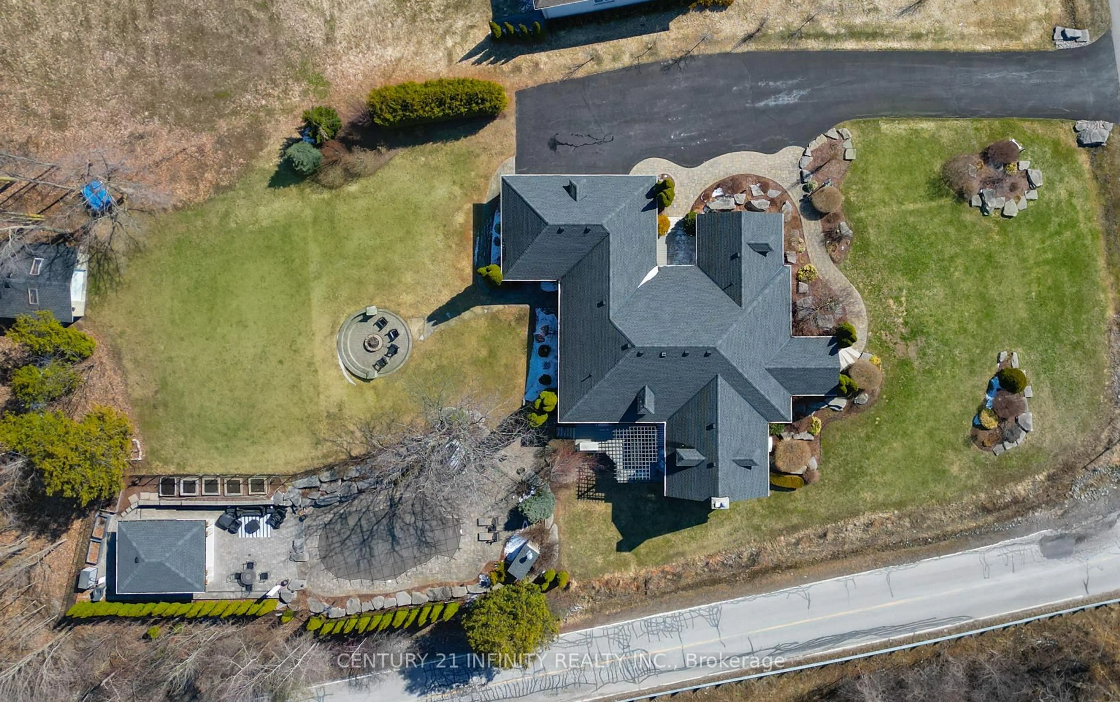 A pic from outside/outdoor area/front of a property/back of a property/a pic from drone, street for 1501 Kodiak St, Pickering Ontario L1Y 1A8