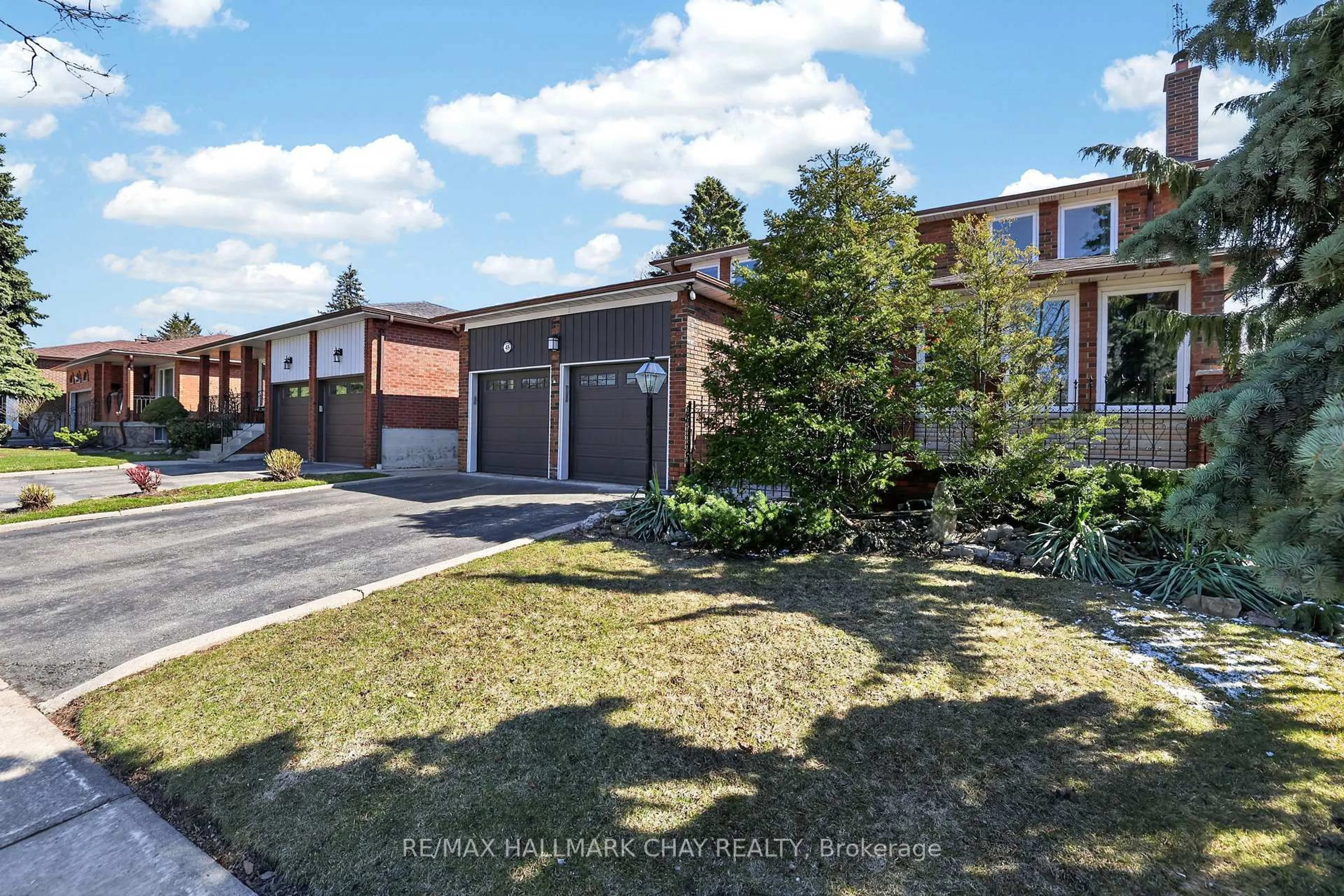 A pic from outside/outdoor area/front of a property/back of a property/a pic from drone, street for 45 Beamsville Dr, Toronto Ontario M1T 3S1