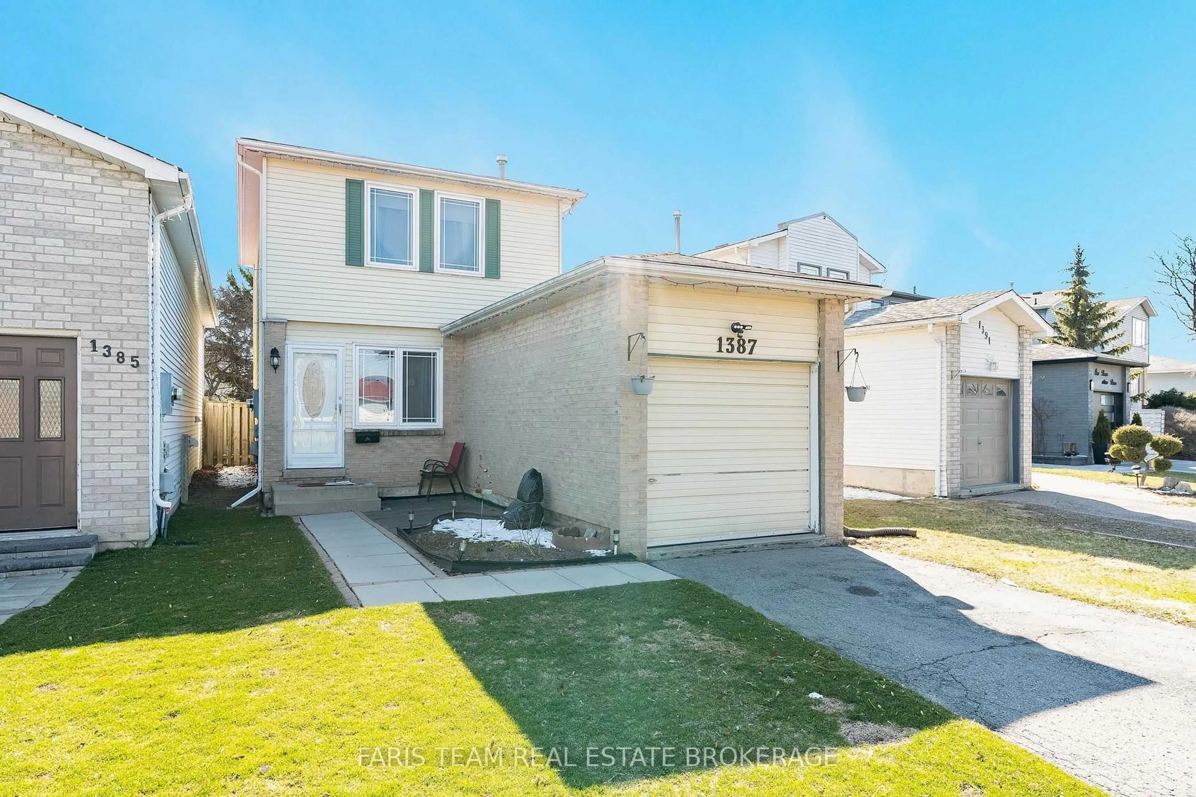 Home with vinyl exterior material, street for 1387 Ritson Rd, Oshawa Ontario L1J 7M3