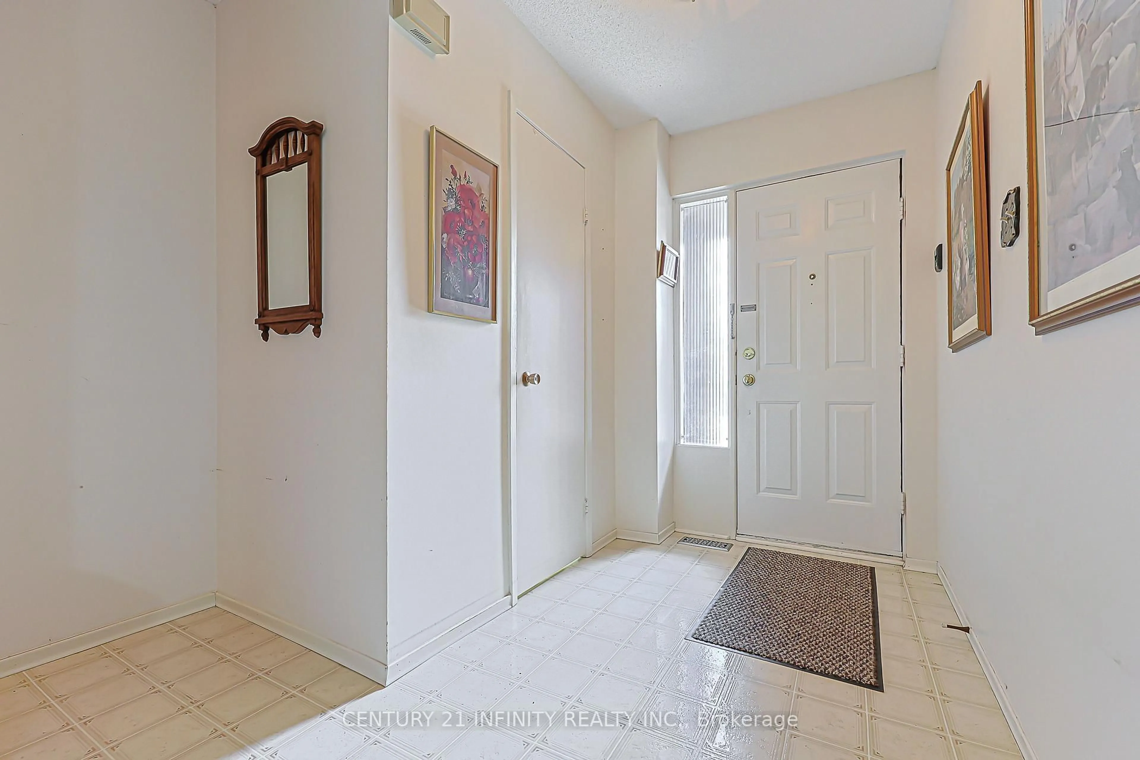 Indoor entryway for 4662 Kingston Rd Rd, Toronto Ontario M1E 4Y7