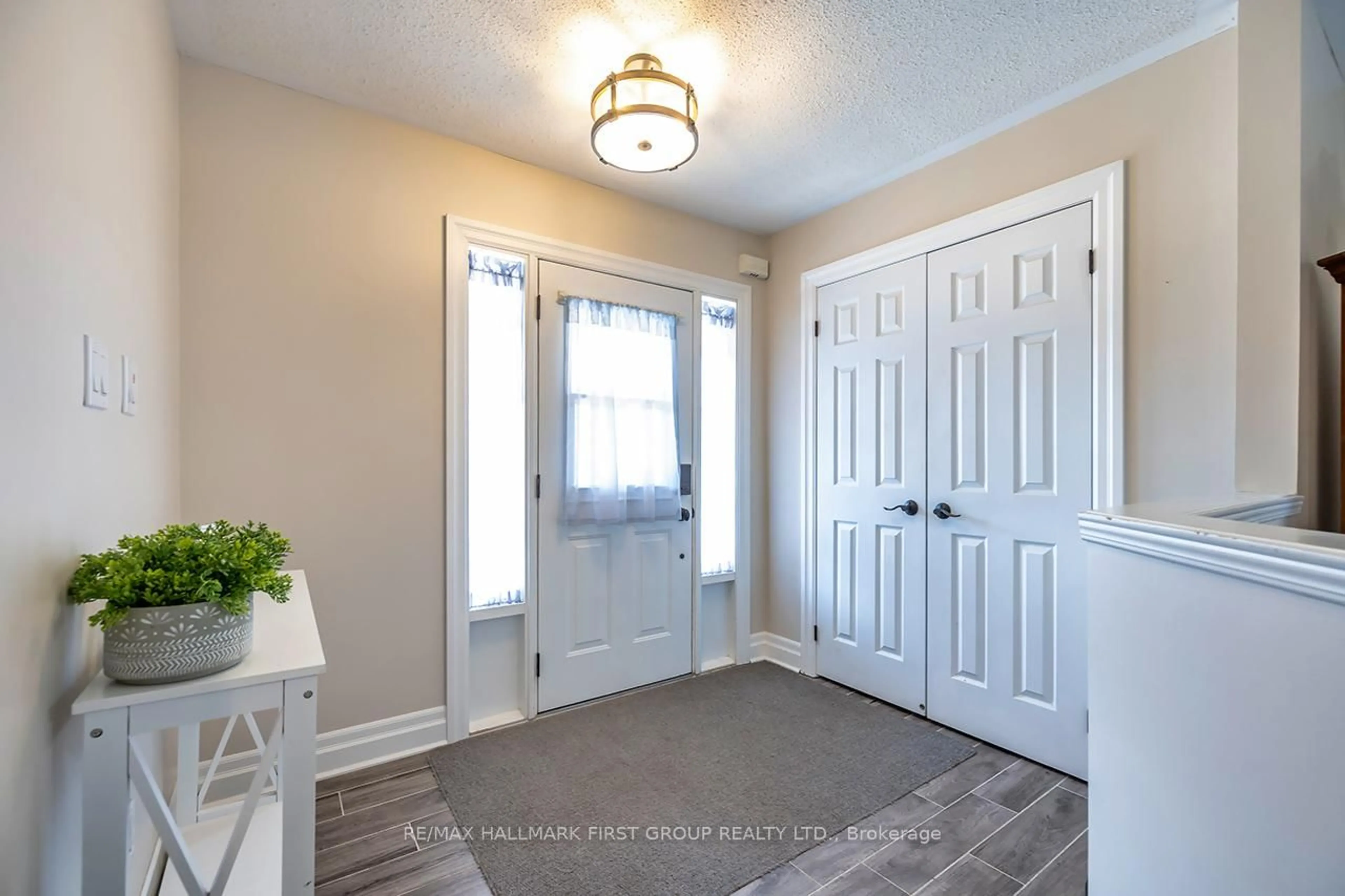 Indoor entryway for 111 Perryview Dr, Scugog Ontario L9L 1T8