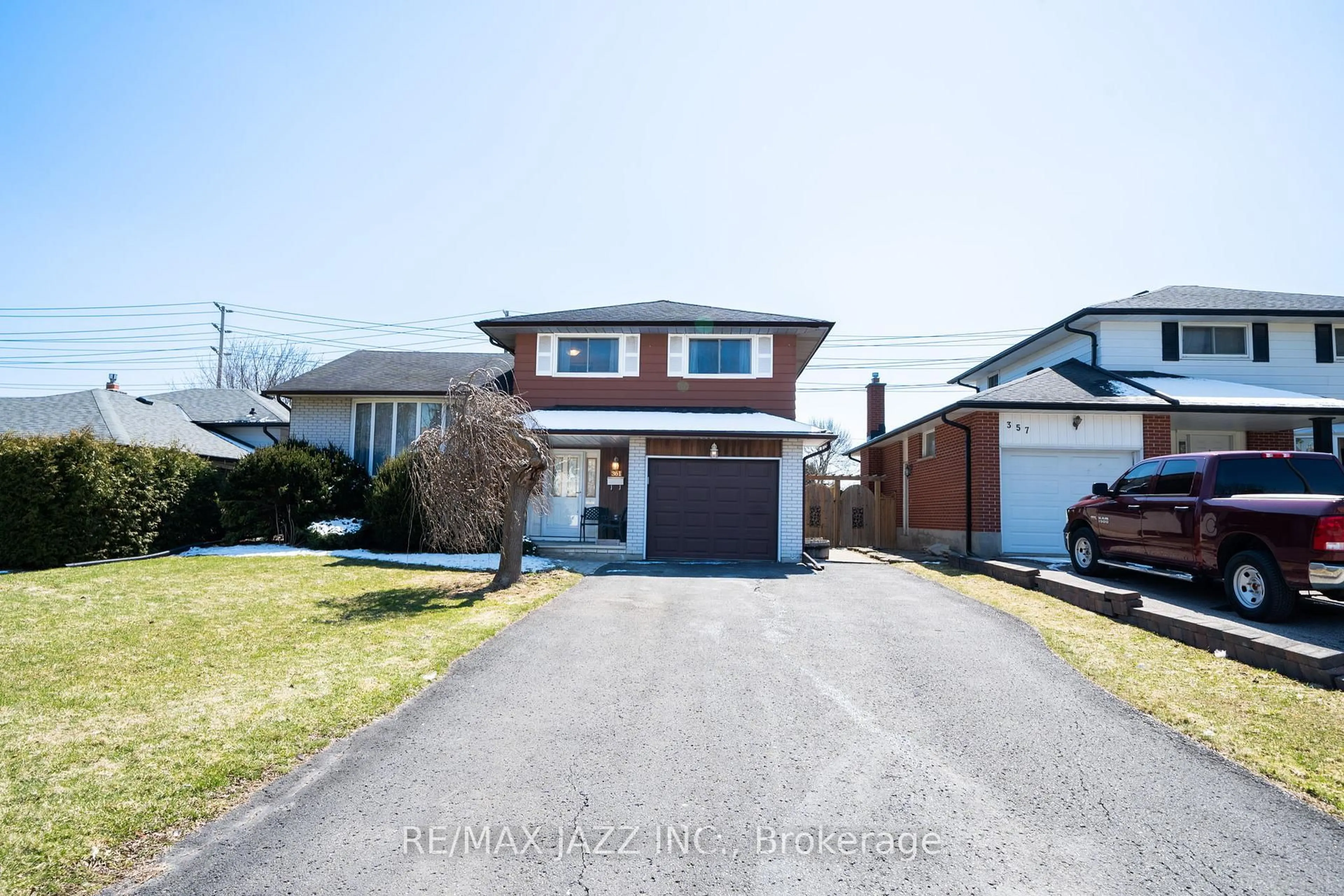 A pic from outside/outdoor area/front of a property/back of a property/a pic from drone, street for 361 Carnaby Crt, Oshawa Ontario L1G 6N7