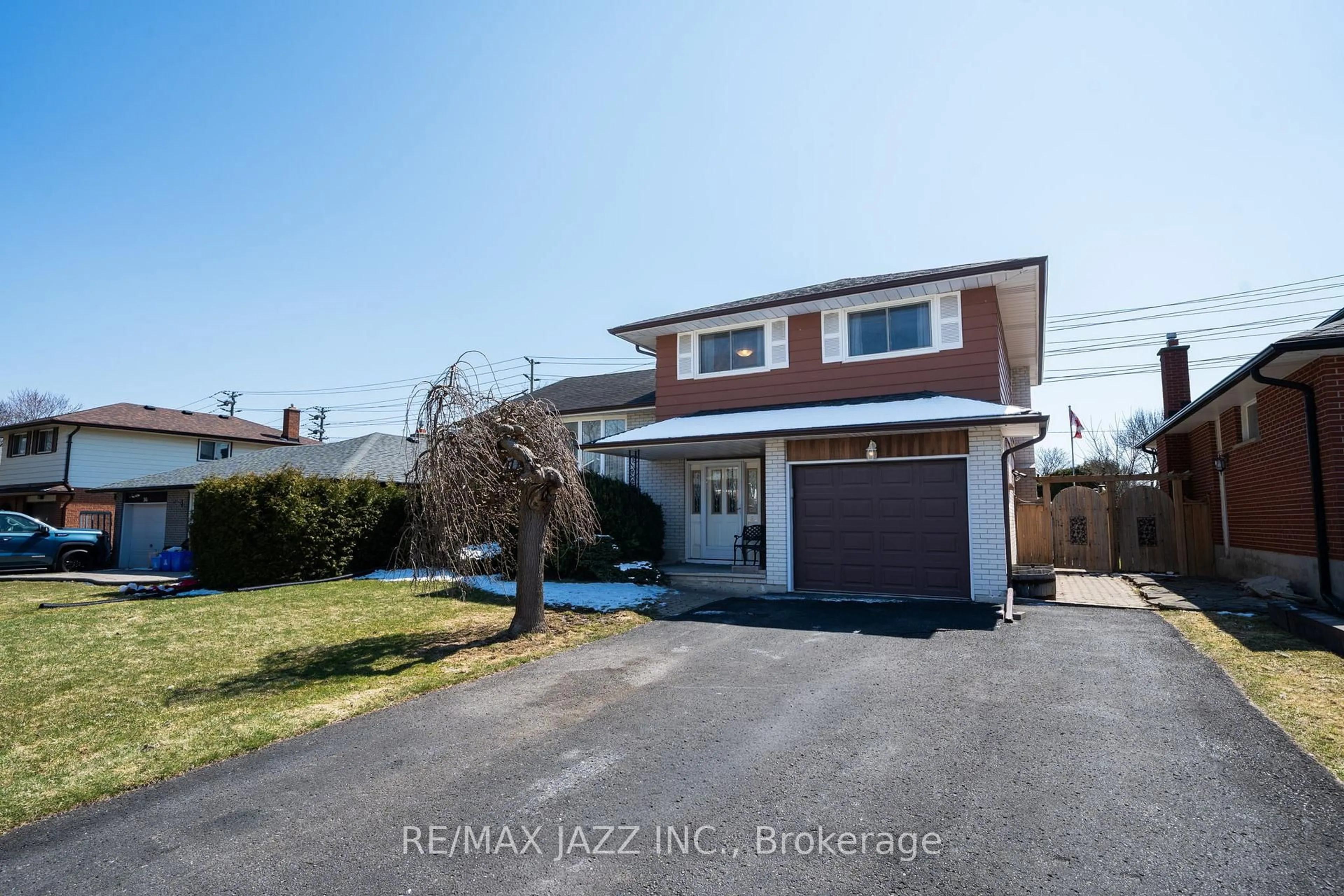 A pic from outside/outdoor area/front of a property/back of a property/a pic from drone, street for 361 Carnaby Crt, Oshawa Ontario L1G 6N7