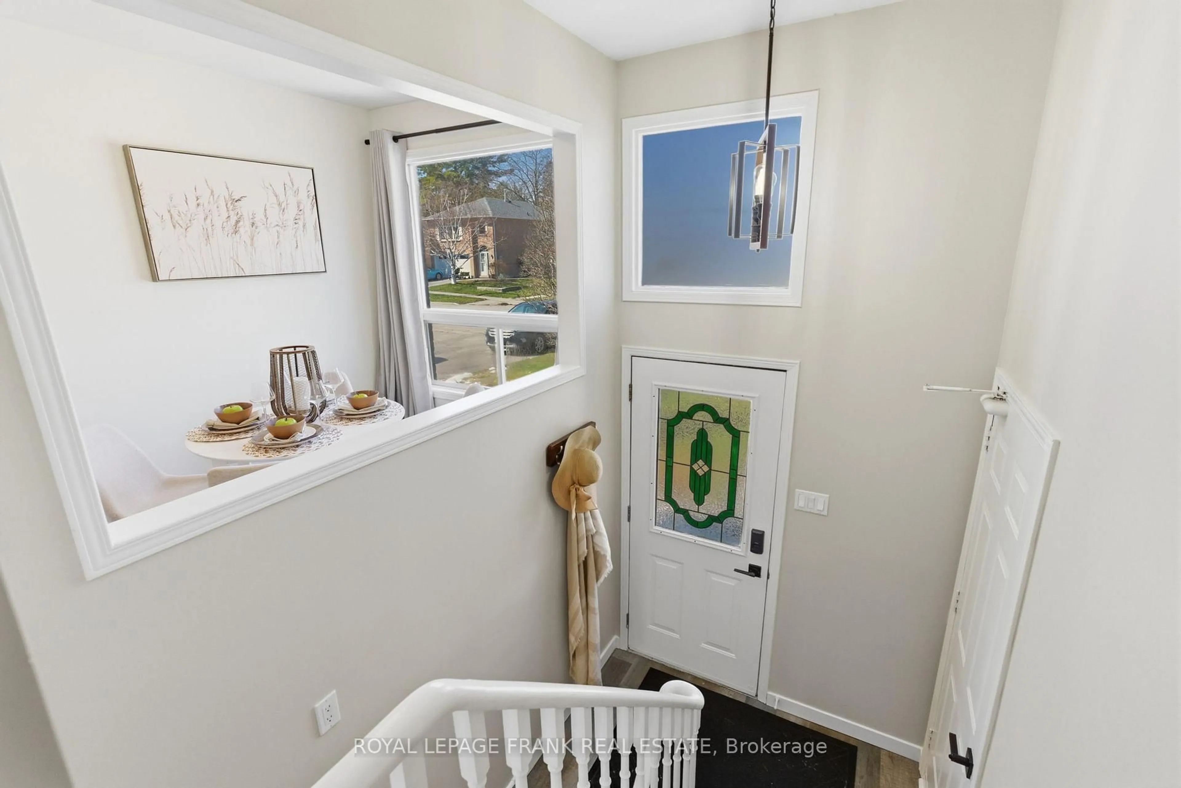Indoor entryway for 158 Trudeau Dr, Clarington Ontario L1C 4J3