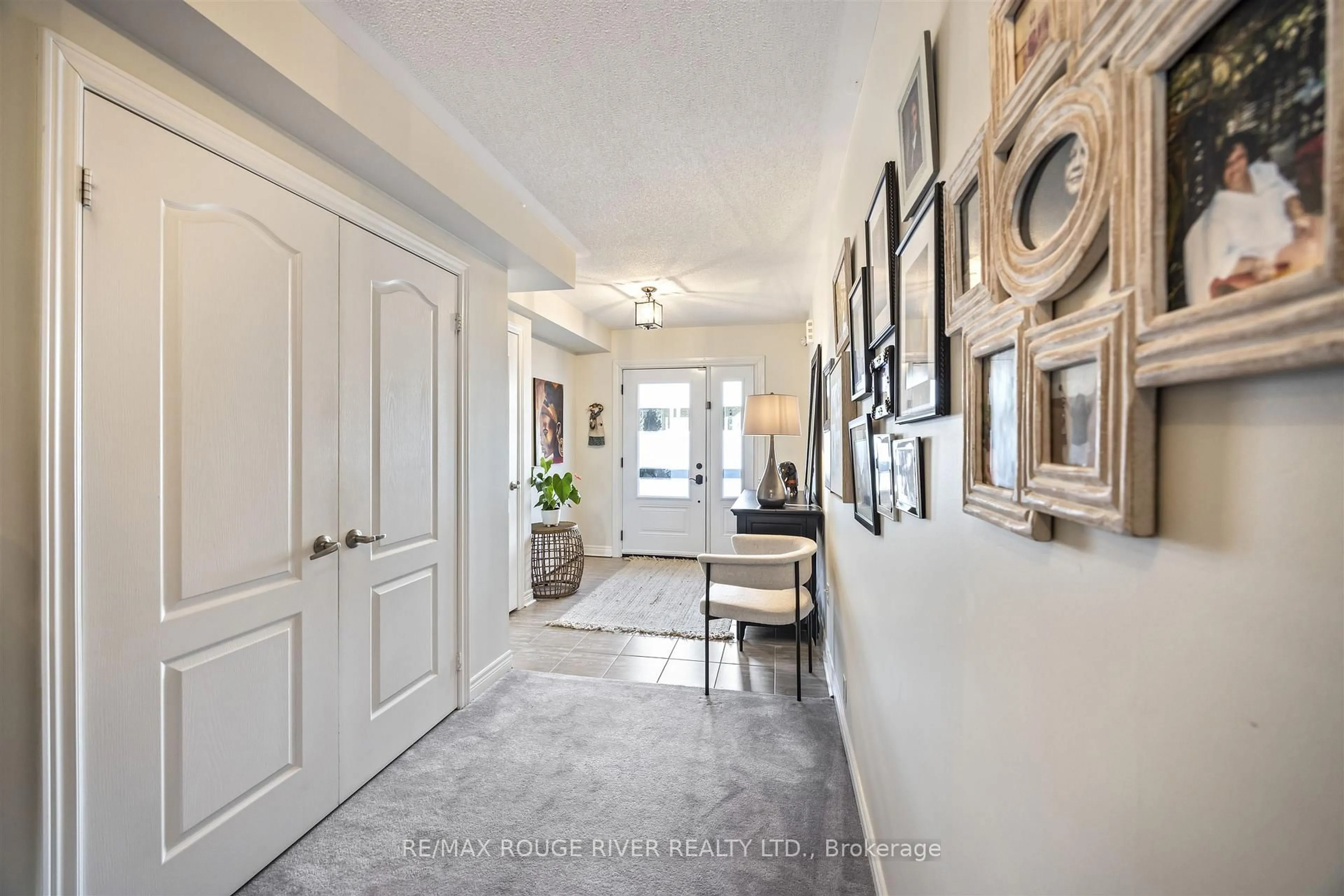 Indoor entryway for 1721 Carousel Dr, Pickering Ontario L1X 0C1