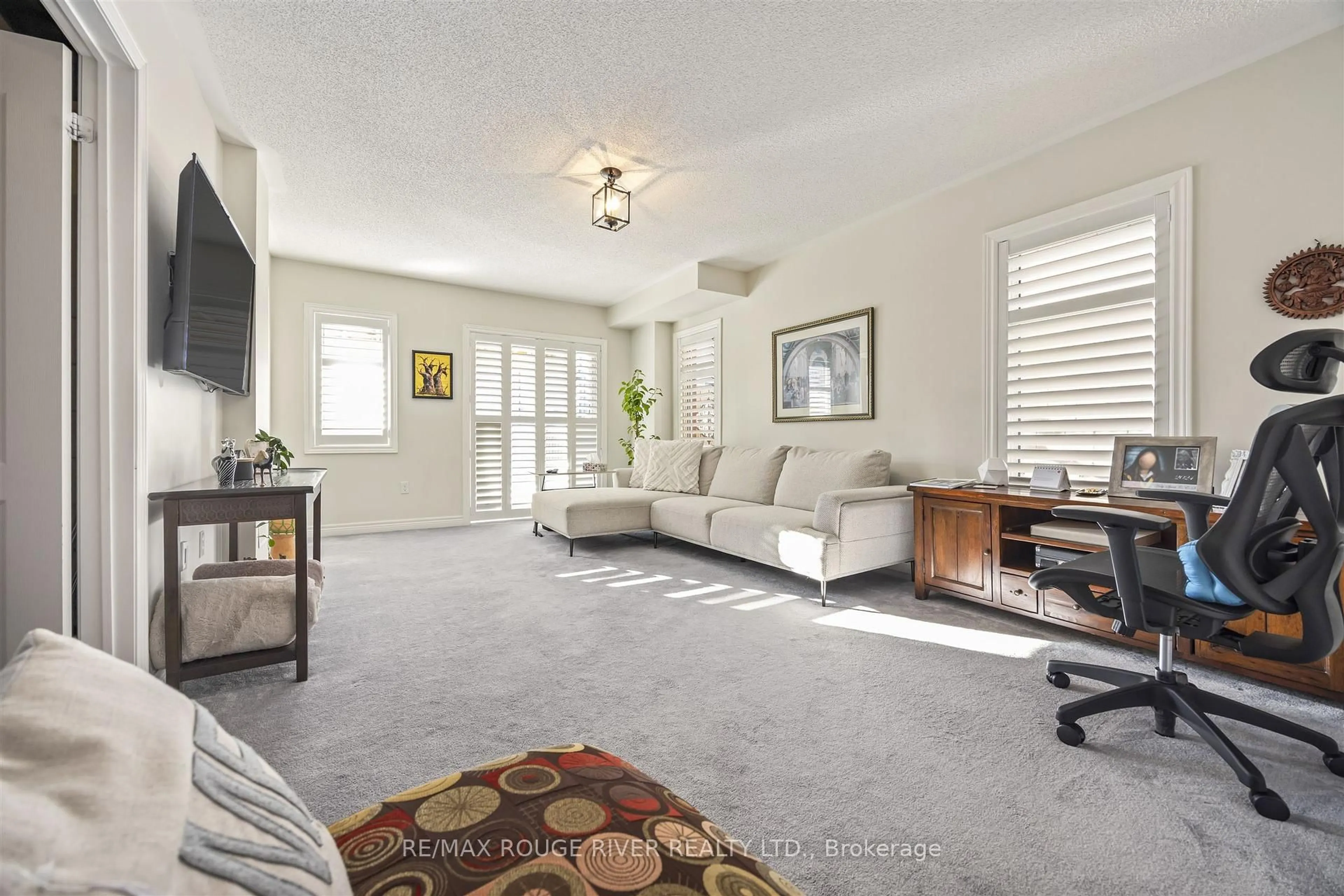 Living room with furniture, carpet floor for 1721 Carousel Dr, Pickering Ontario L1X 0C1