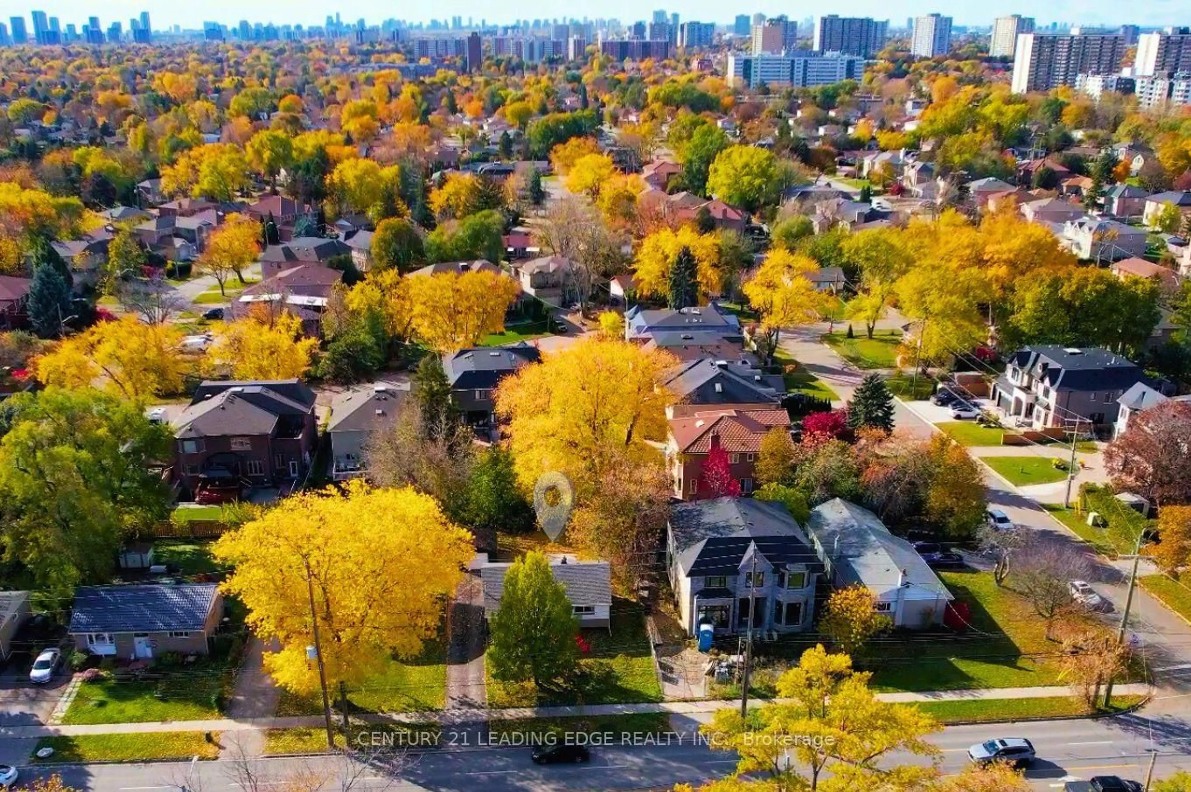 A pic from outside/outdoor area/front of a property/back of a property/a pic from drone, street for 2728 Kennedy Rd, Toronto Ontario M1T 3H9
