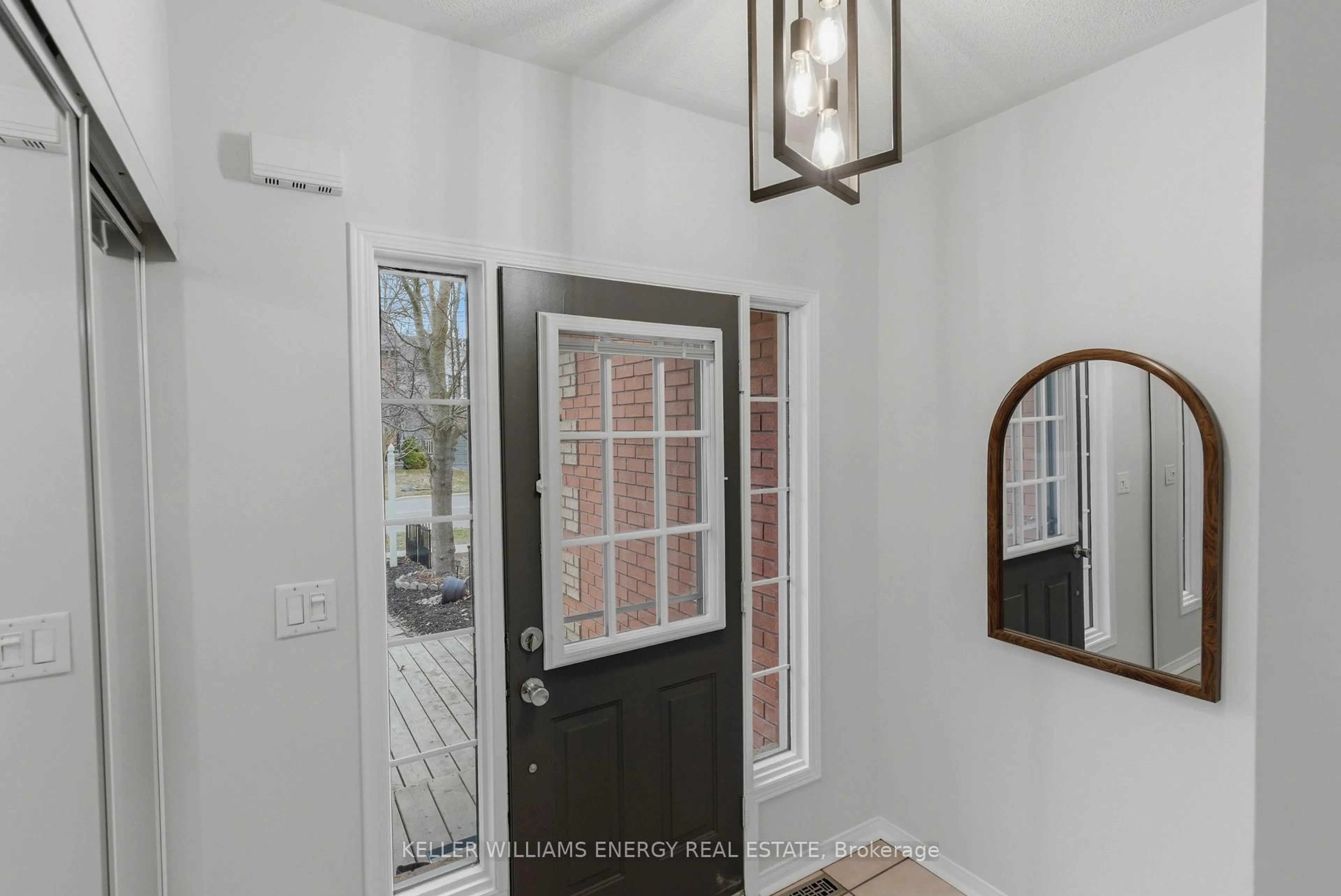 Indoor entryway for 1698 Woodgate Tr, Oshawa Ontario L1G 8B4