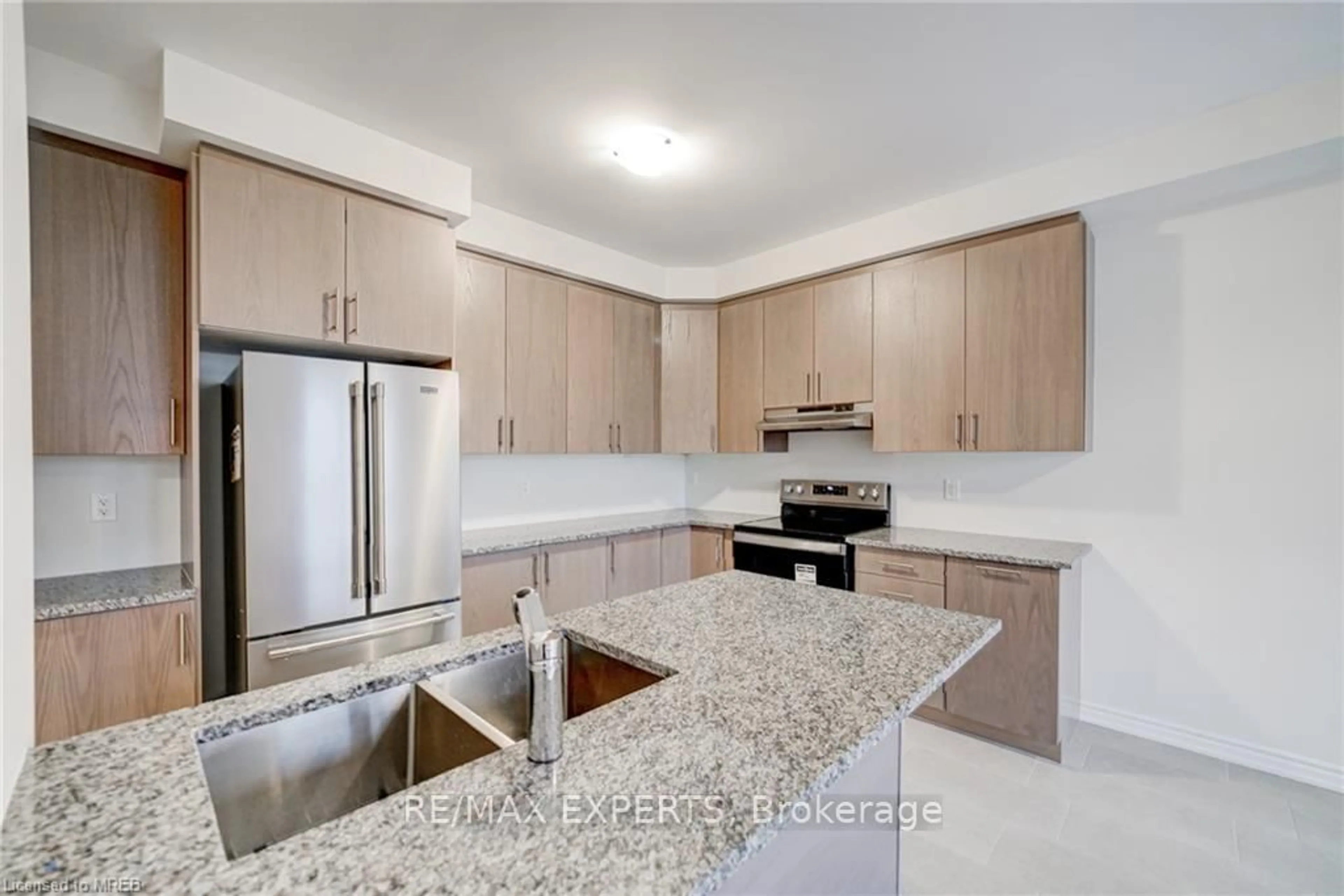 Open concept kitchen, ceramic/tile floor for 185 South Ocean Dr, Oshawa Ontario L1L 0K4
