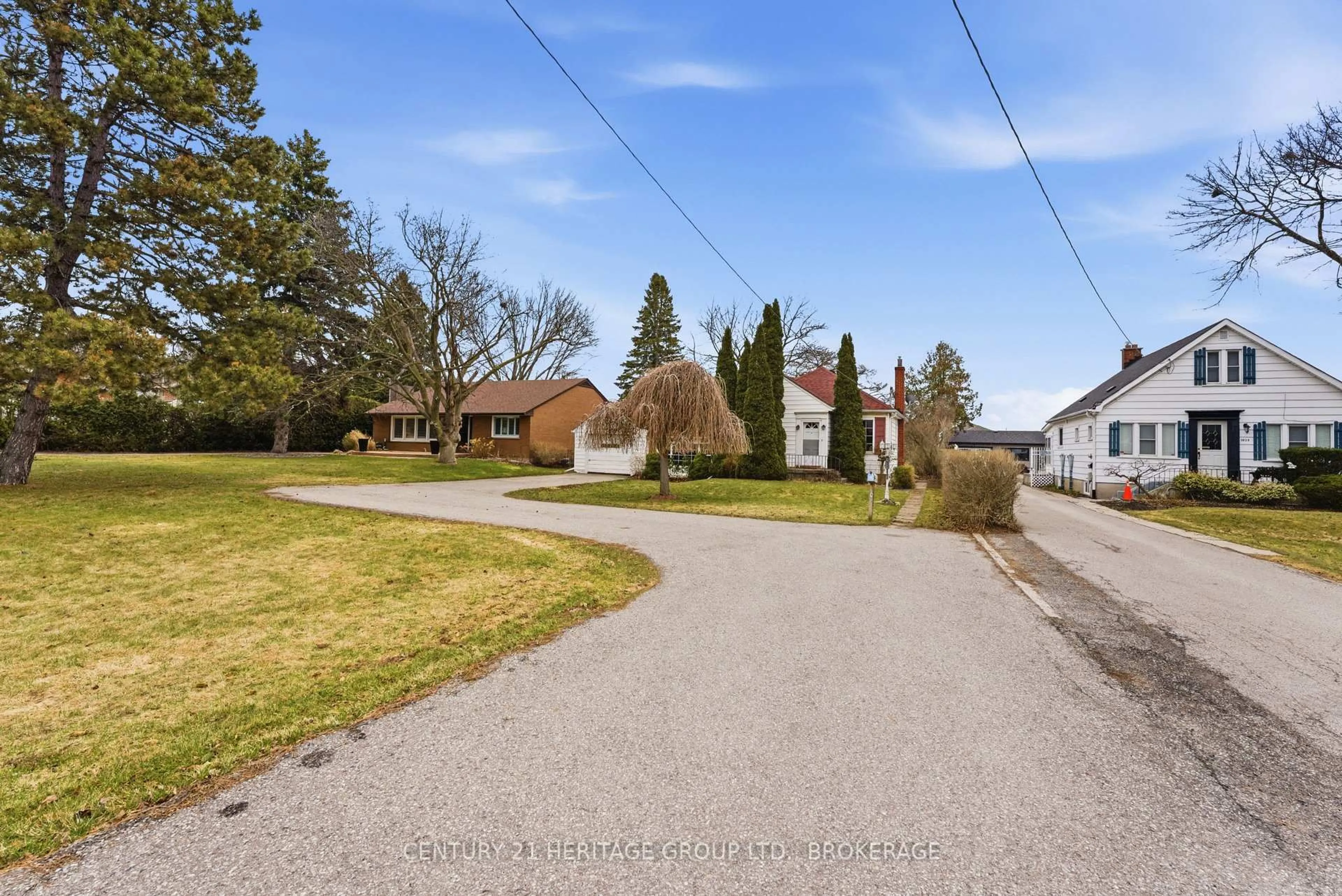 A pic from outside/outdoor area/front of a property/back of a property/a pic from drone, street for 1033 King St, Oshawa Ontario L1H 1H4
