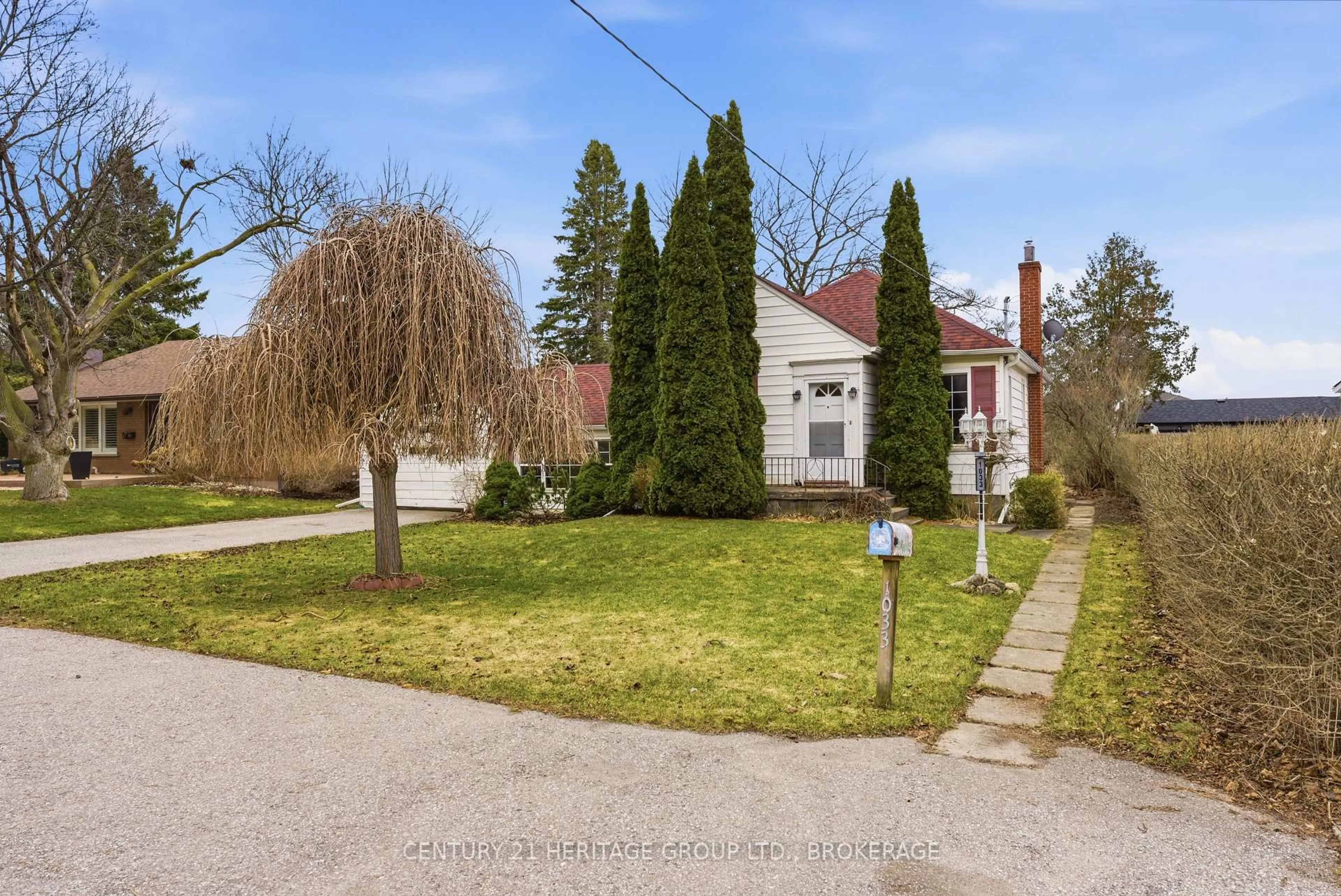 A pic from outside/outdoor area/front of a property/back of a property/a pic from drone, street for 1033 King St, Oshawa Ontario L1H 1H4