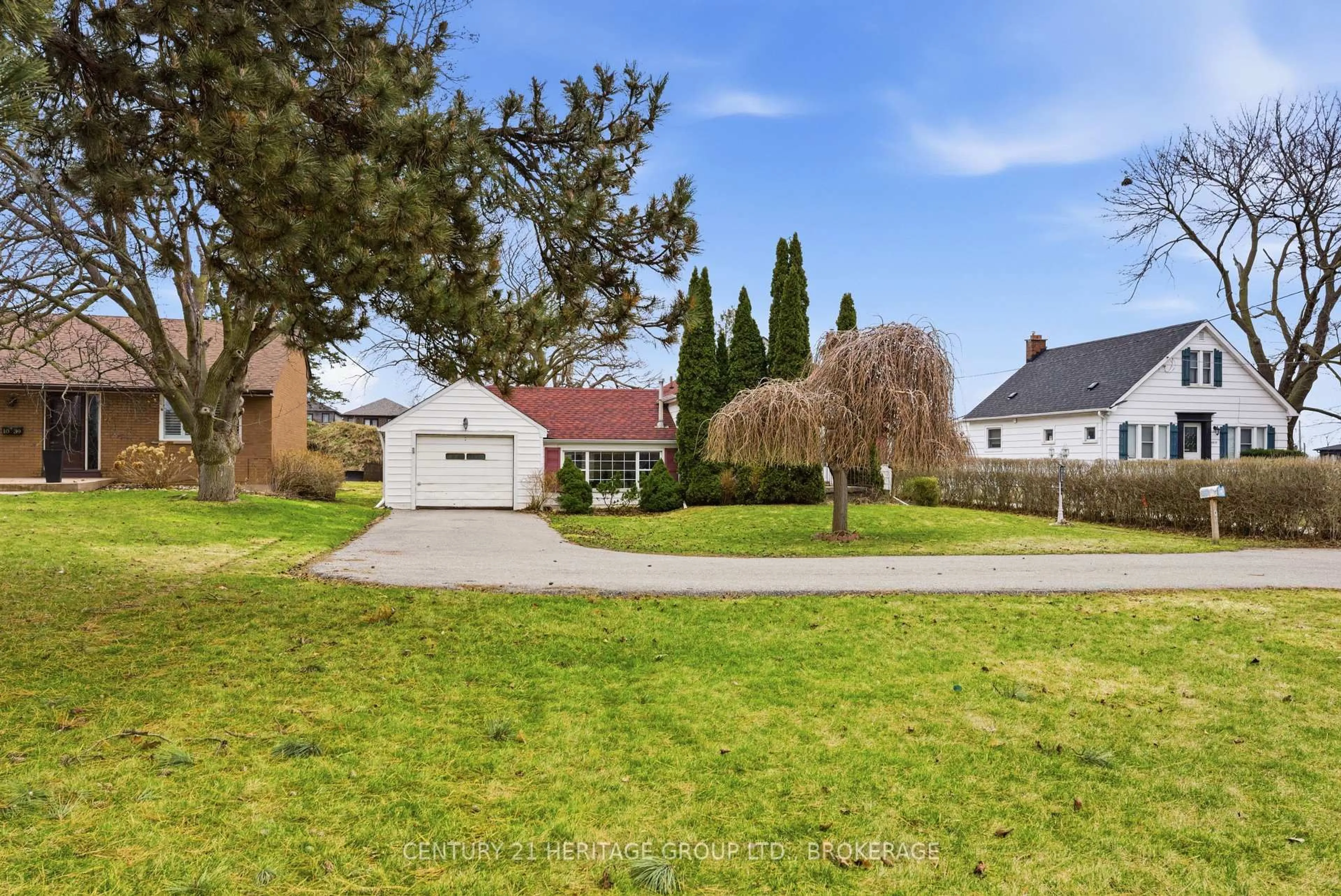 A pic from outside/outdoor area/front of a property/back of a property/a pic from drone, street for 1033 King St, Oshawa Ontario L1H 1H4