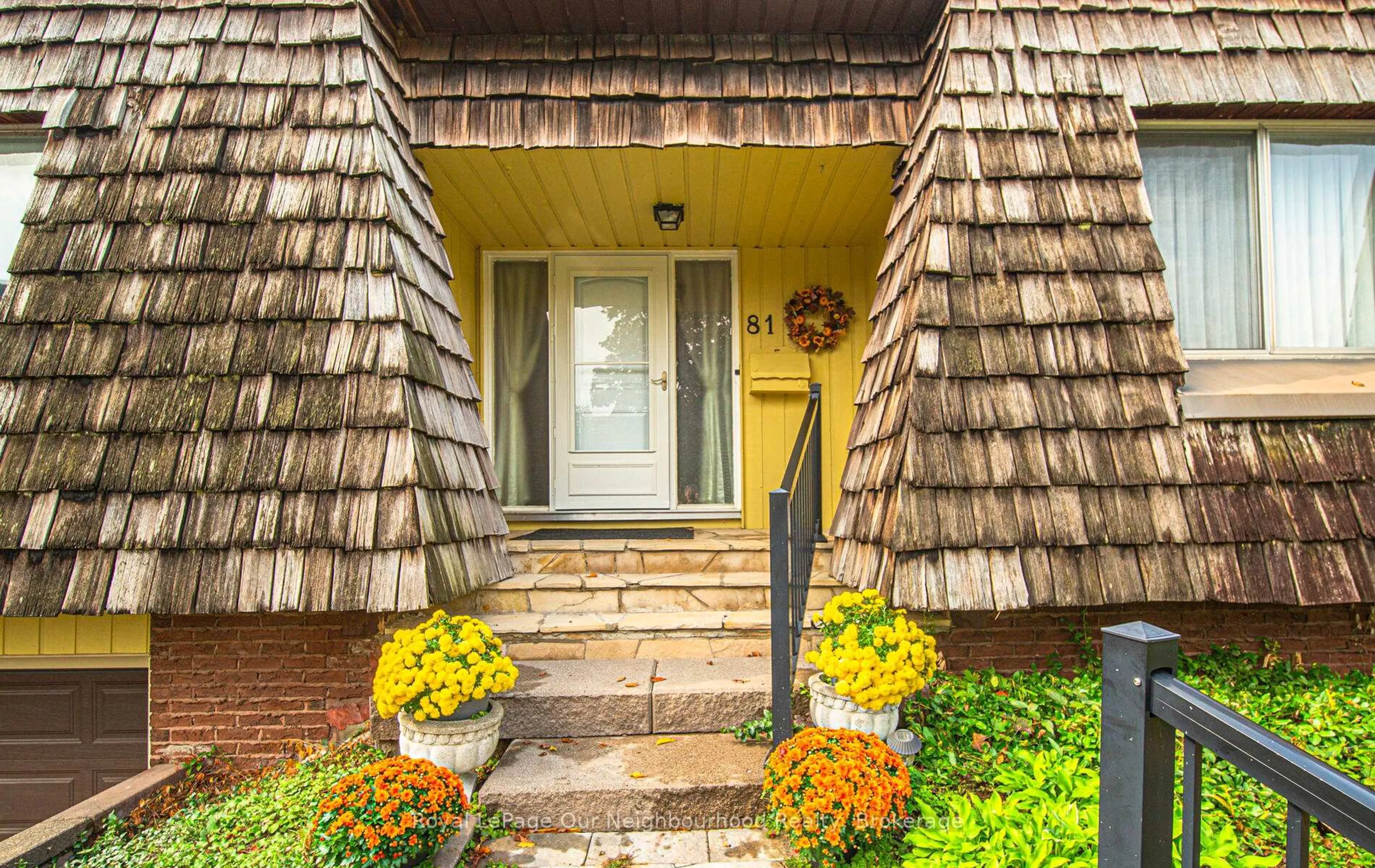 Indoor entryway for 81 Marica Ave, Oshawa Ontario L1G 3G9