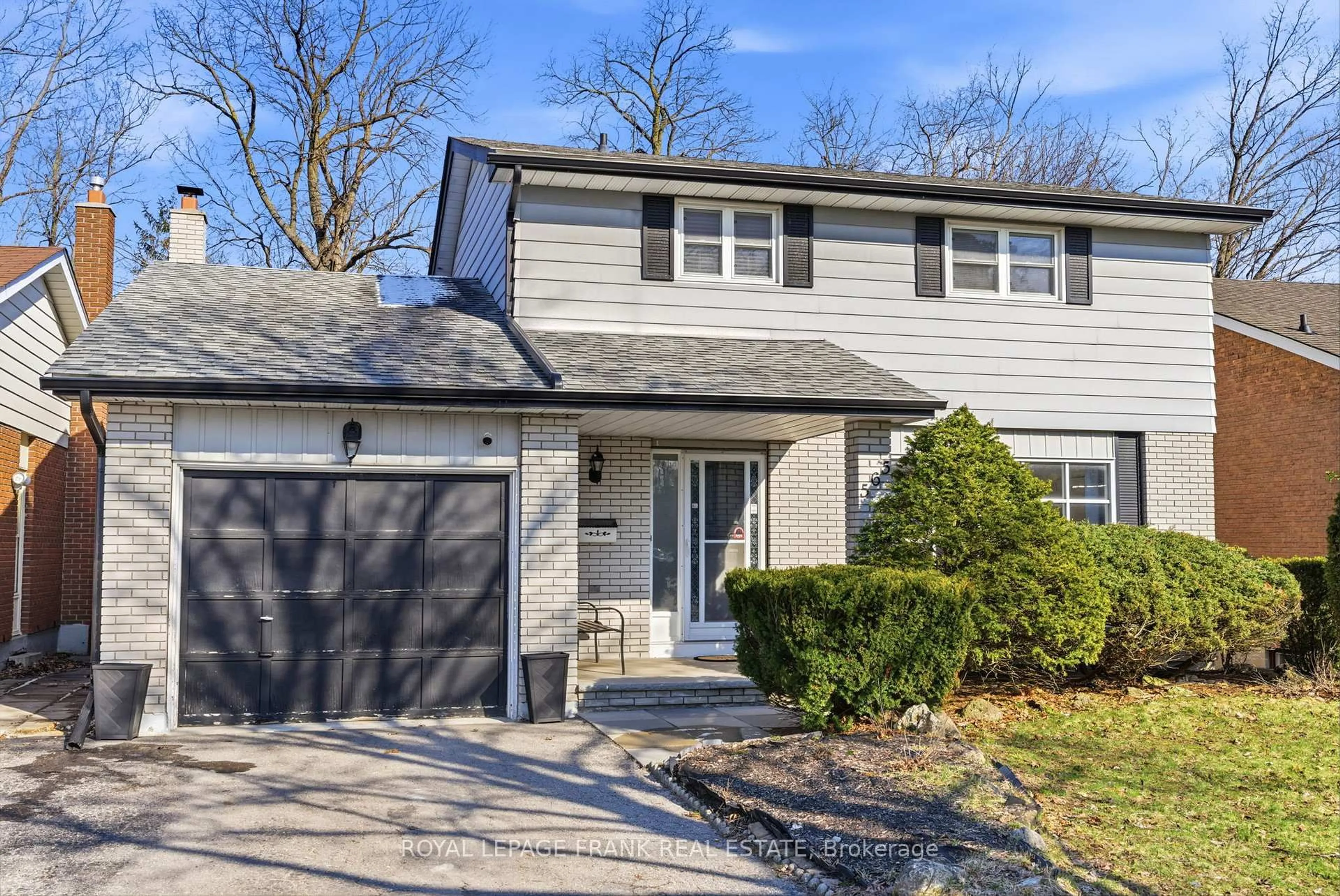 Home with vinyl exterior material, street for 565 Charrington Ave, Oshawa Ontario L1G 7L7