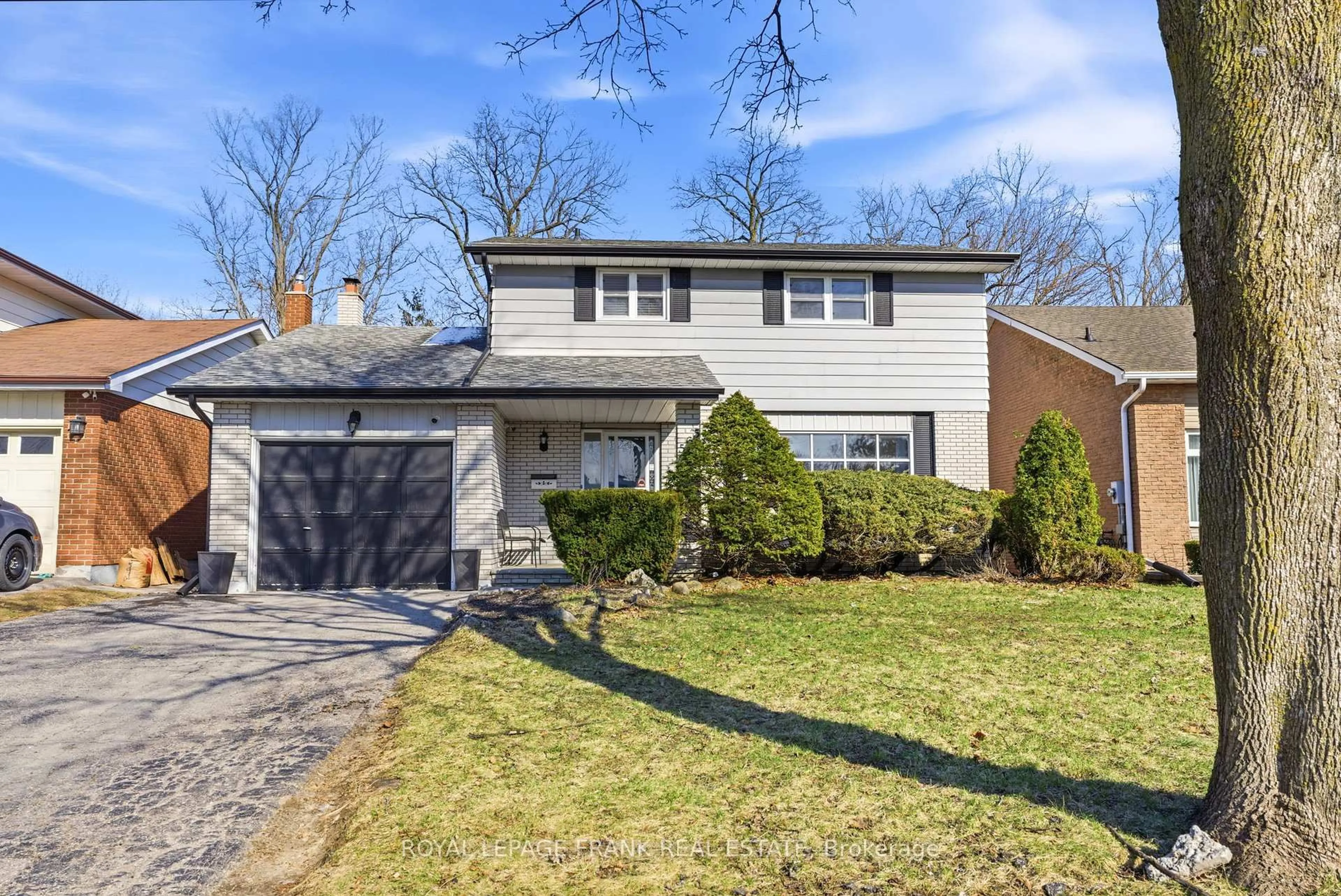 Home with vinyl exterior material, street for 565 Charrington Ave, Oshawa Ontario L1G 7L7