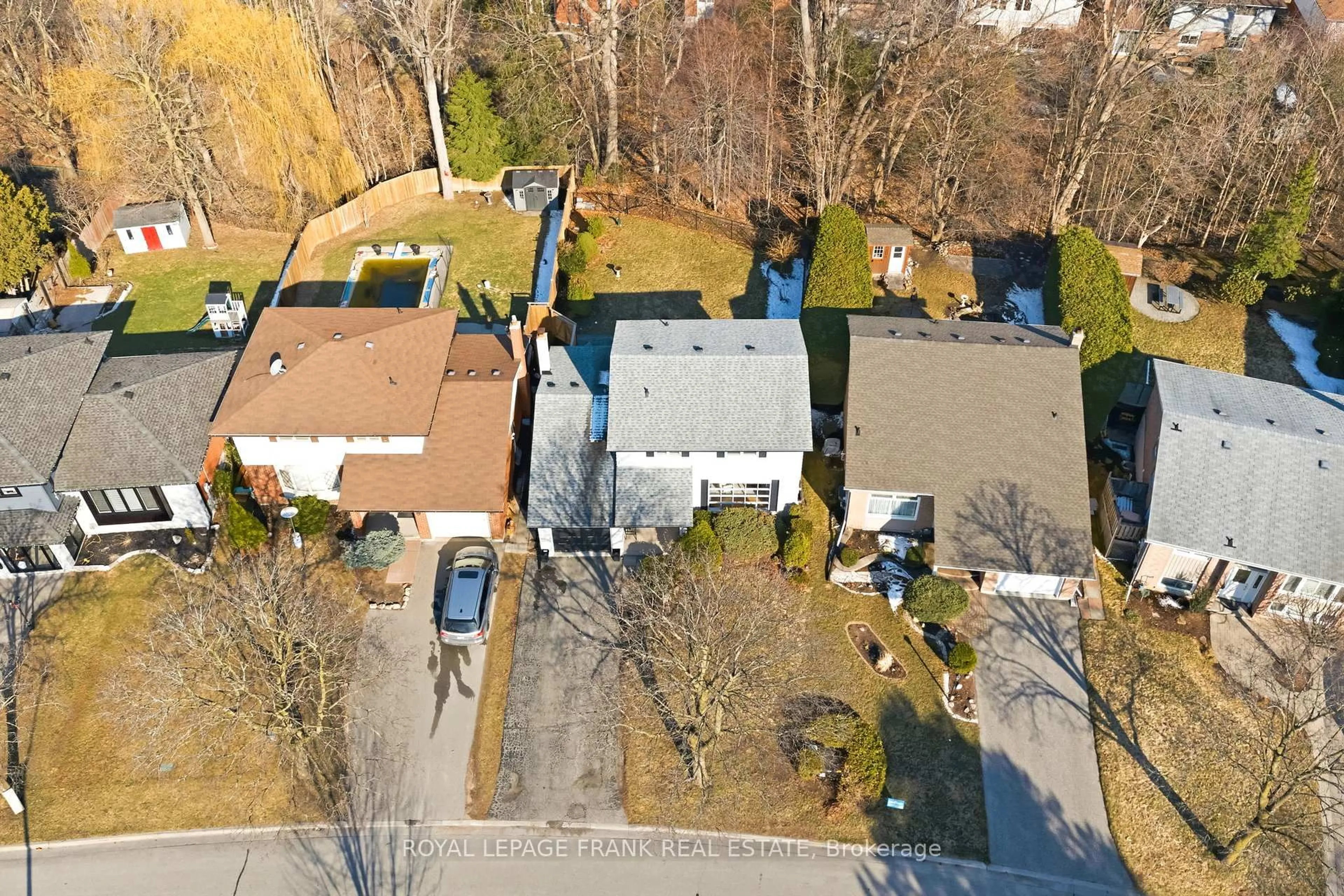 A pic from outside/outdoor area/front of a property/back of a property/a pic from drone, street for 565 Charrington Ave, Oshawa Ontario L1G 7L7