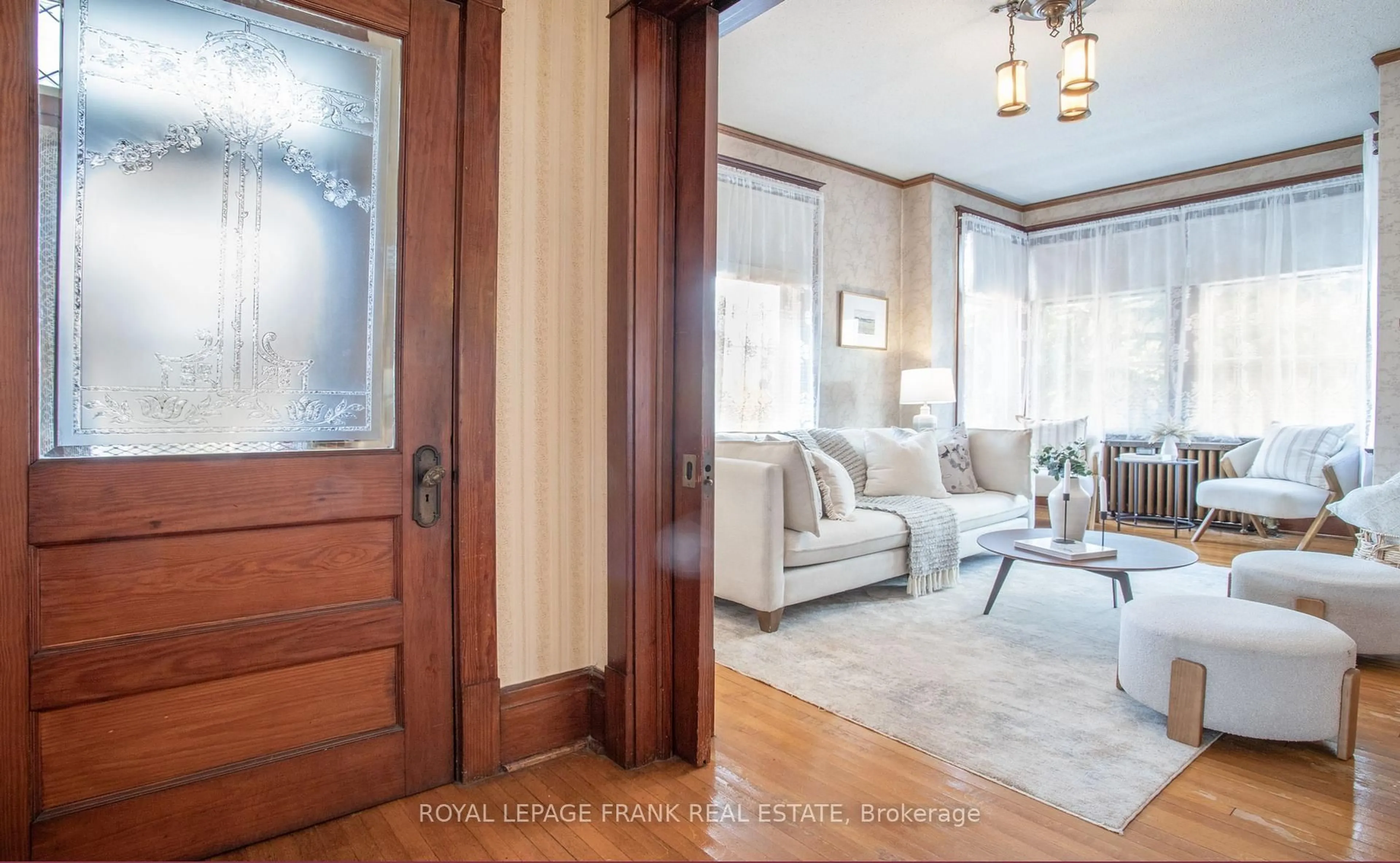 Indoor entryway for 33 Fairbanks St, Oshawa Ontario L1H 2L7