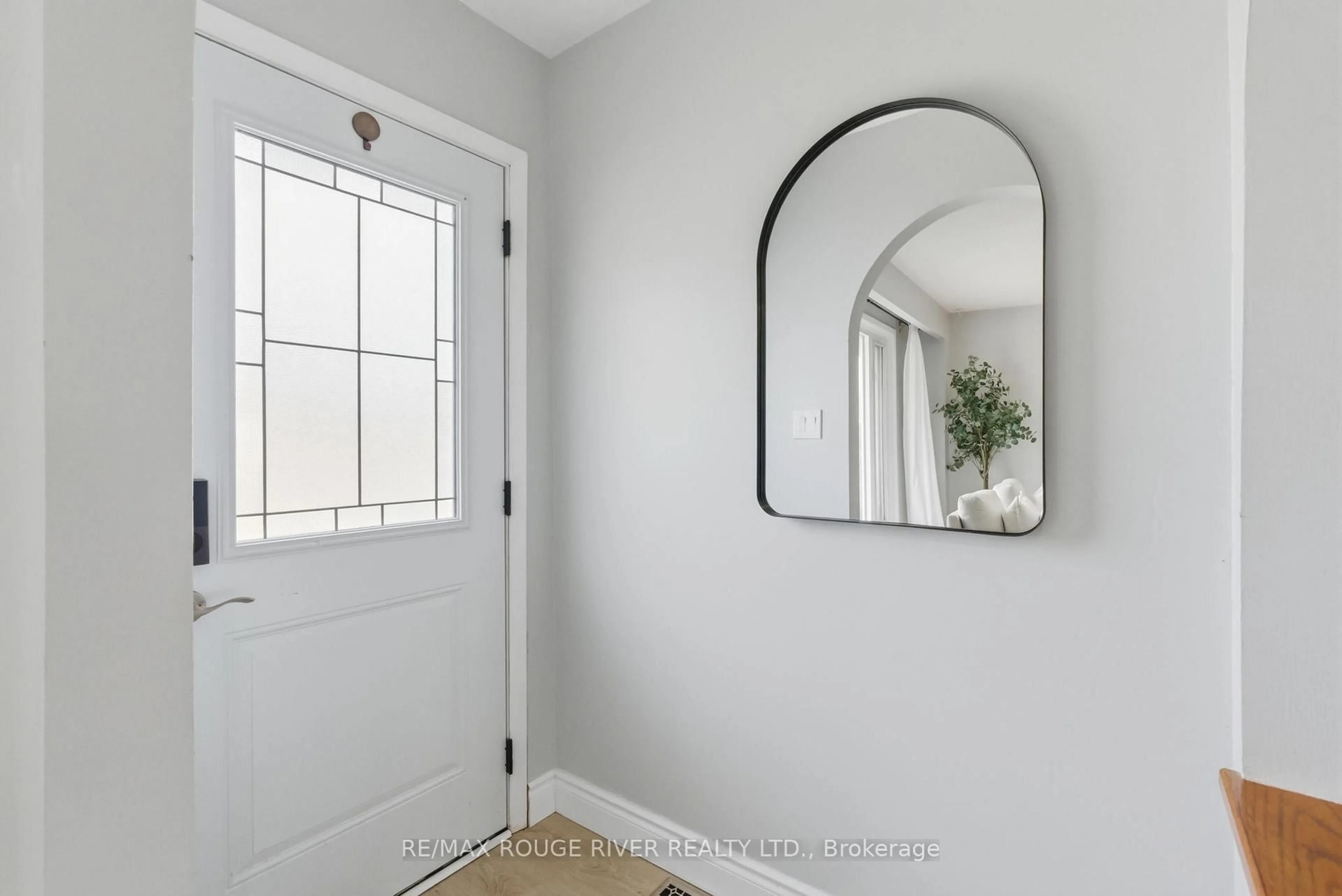Indoor entryway for 238 Waverly St, Oshawa Ontario L1J 5V4