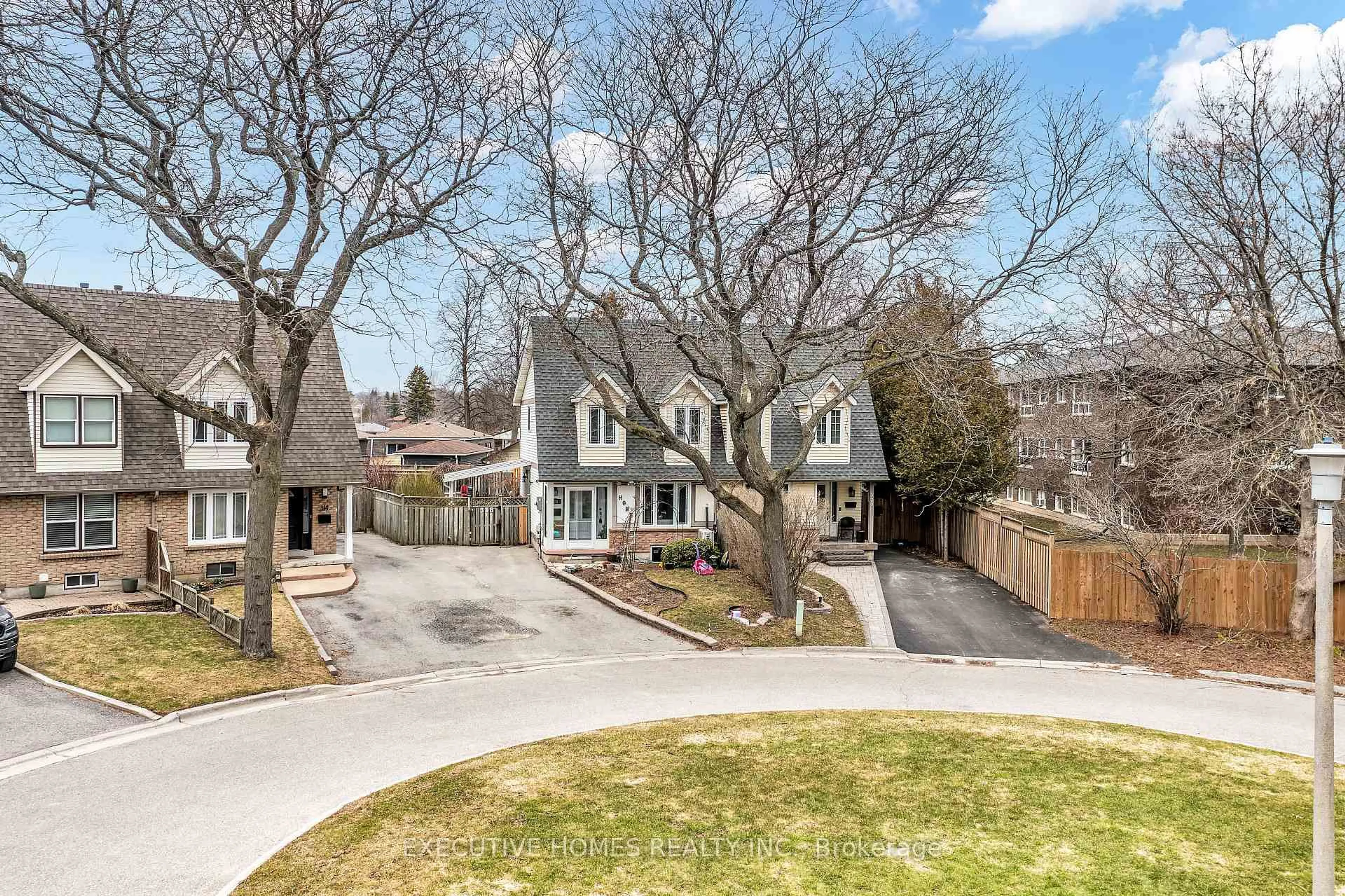 A pic from outside/outdoor area/front of a property/back of a property/a pic from drone, street for 318 Rondeau Crt, Oshawa Ontario L1J 6N4