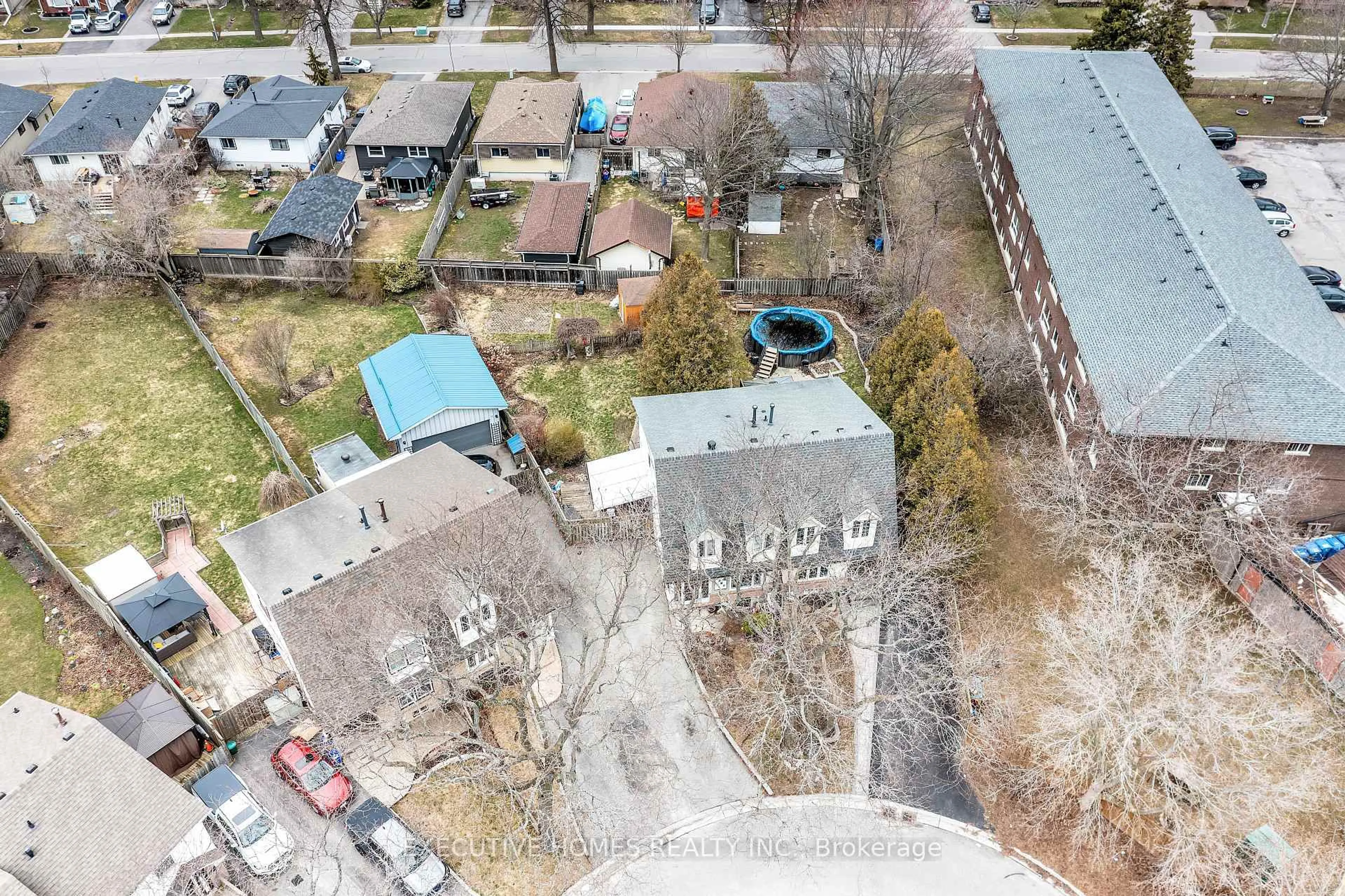 A pic from outside/outdoor area/front of a property/back of a property/a pic from drone, street for 318 Rondeau Crt, Oshawa Ontario L1J 6N4