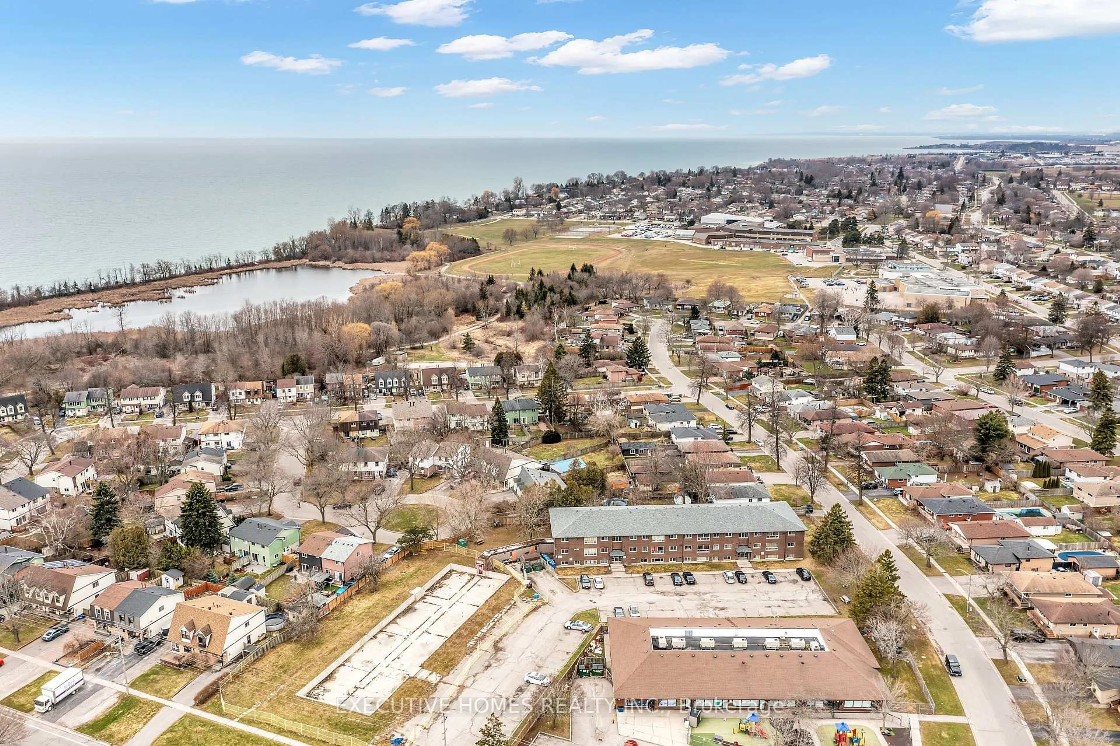 A pic from outside/outdoor area/front of a property/back of a property/a pic from drone, water/lake/river/ocean view for 318 Rondeau Crt, Oshawa Ontario L1J 6N4