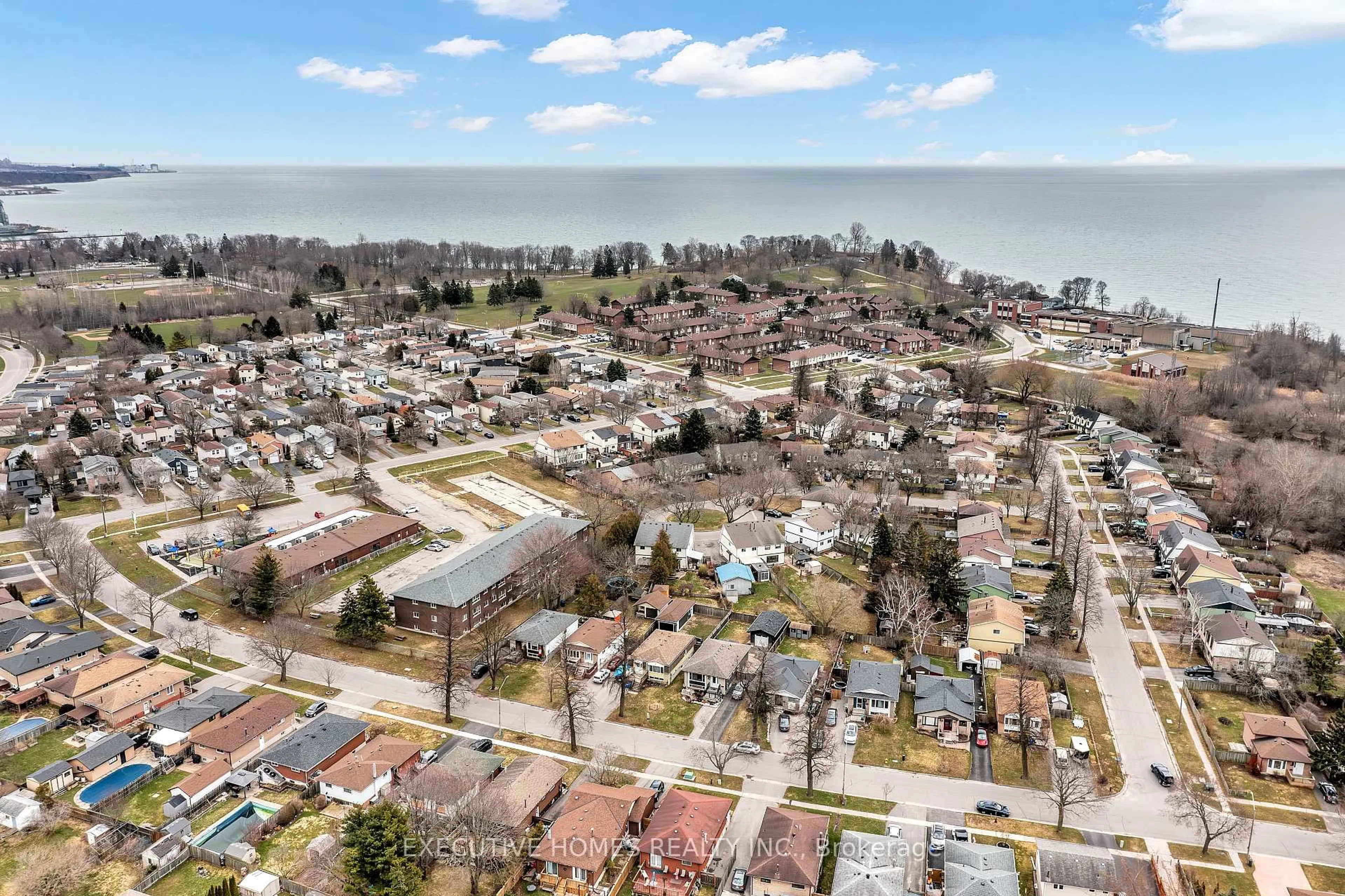 A pic from outside/outdoor area/front of a property/back of a property/a pic from drone, water/lake/river/ocean view for 318 Rondeau Crt, Oshawa Ontario L1J 6N4