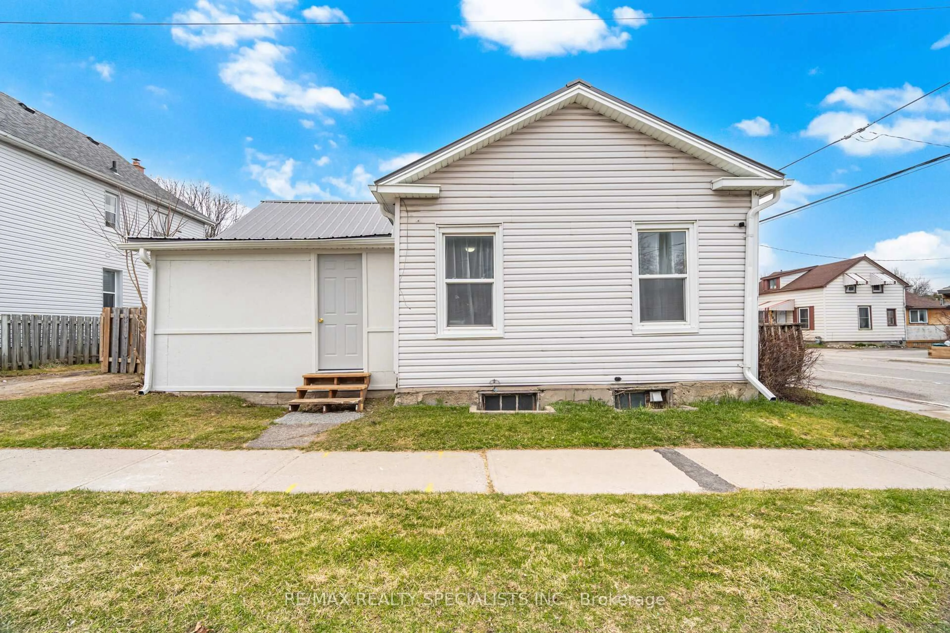 Home with vinyl exterior material, street for 172 Celina St, Oshawa Ontario L1H 4N5