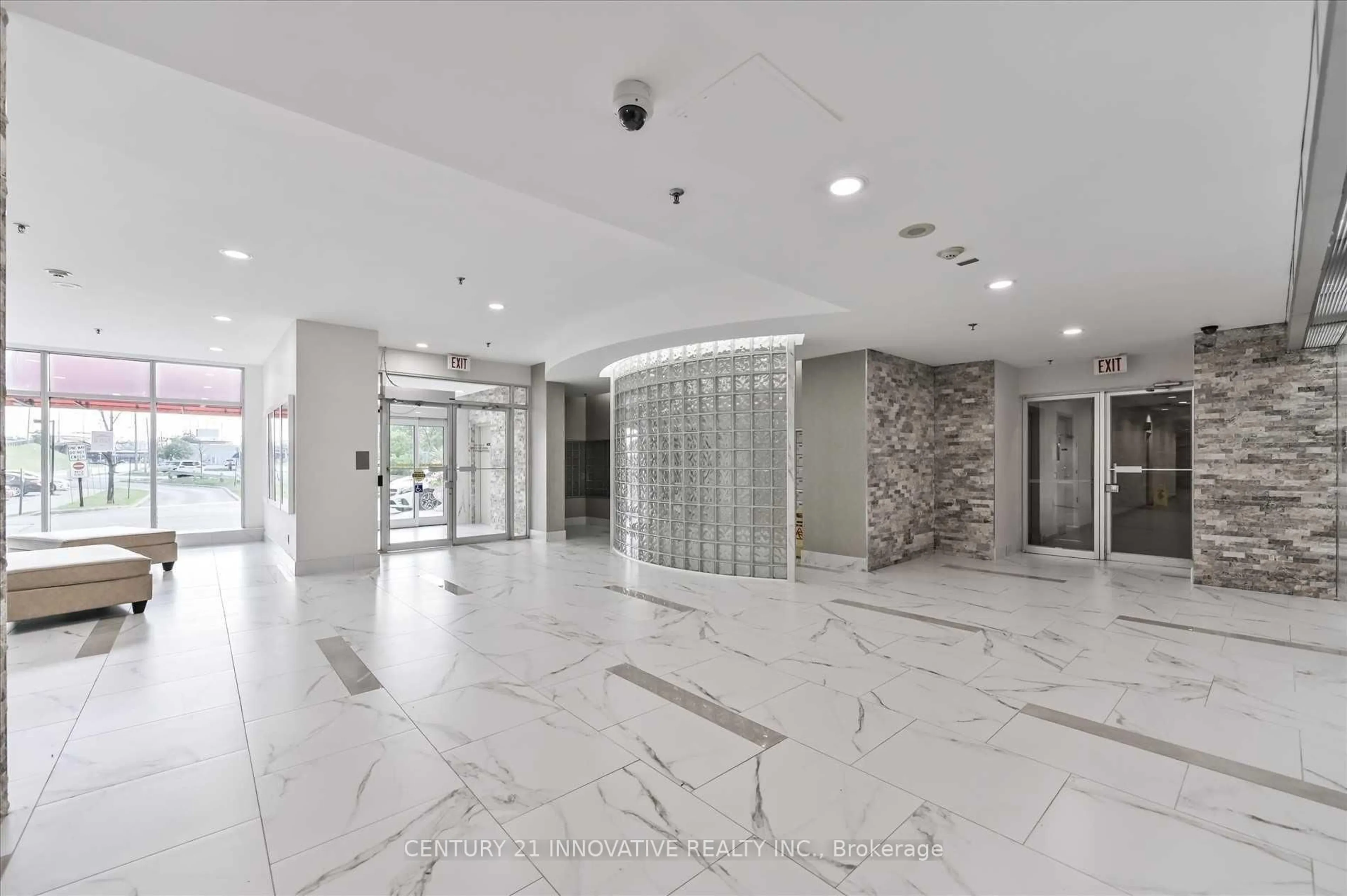 Indoor foyer for 2550 Lawrence Ave #503, Toronto Ontario M1P 4Z3