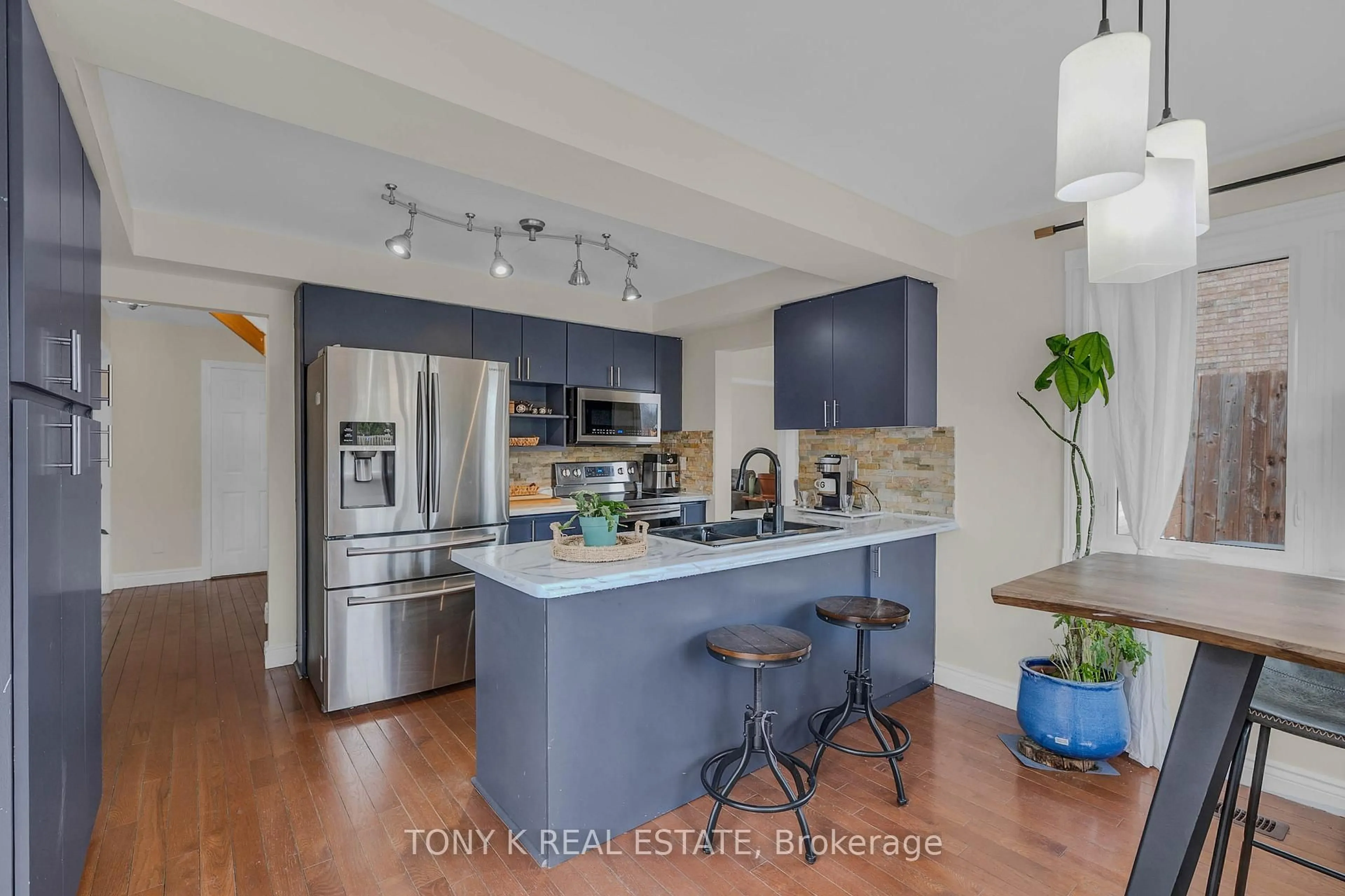 Open concept kitchen, unknown for 27 Ingleborough Dr, Whitby Ontario L1N 8J9