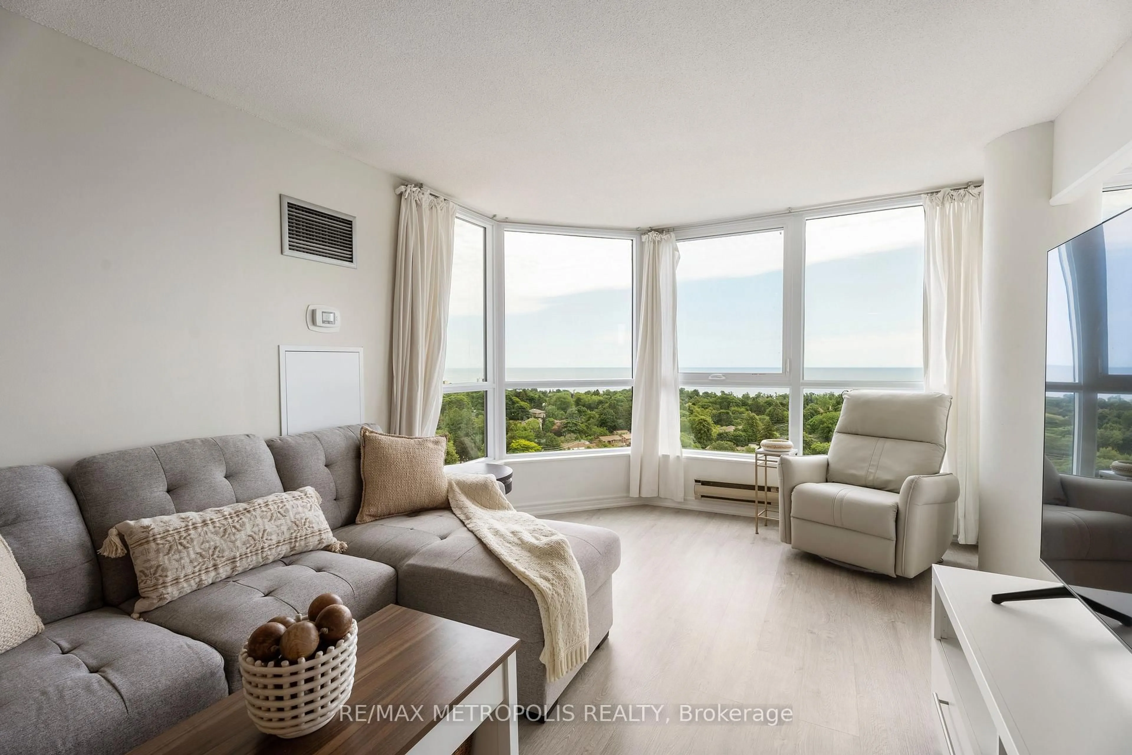 Living room with furniture, unknown for 3233 Eglinton Ave #1707, Toronto Ontario M1J 3N6